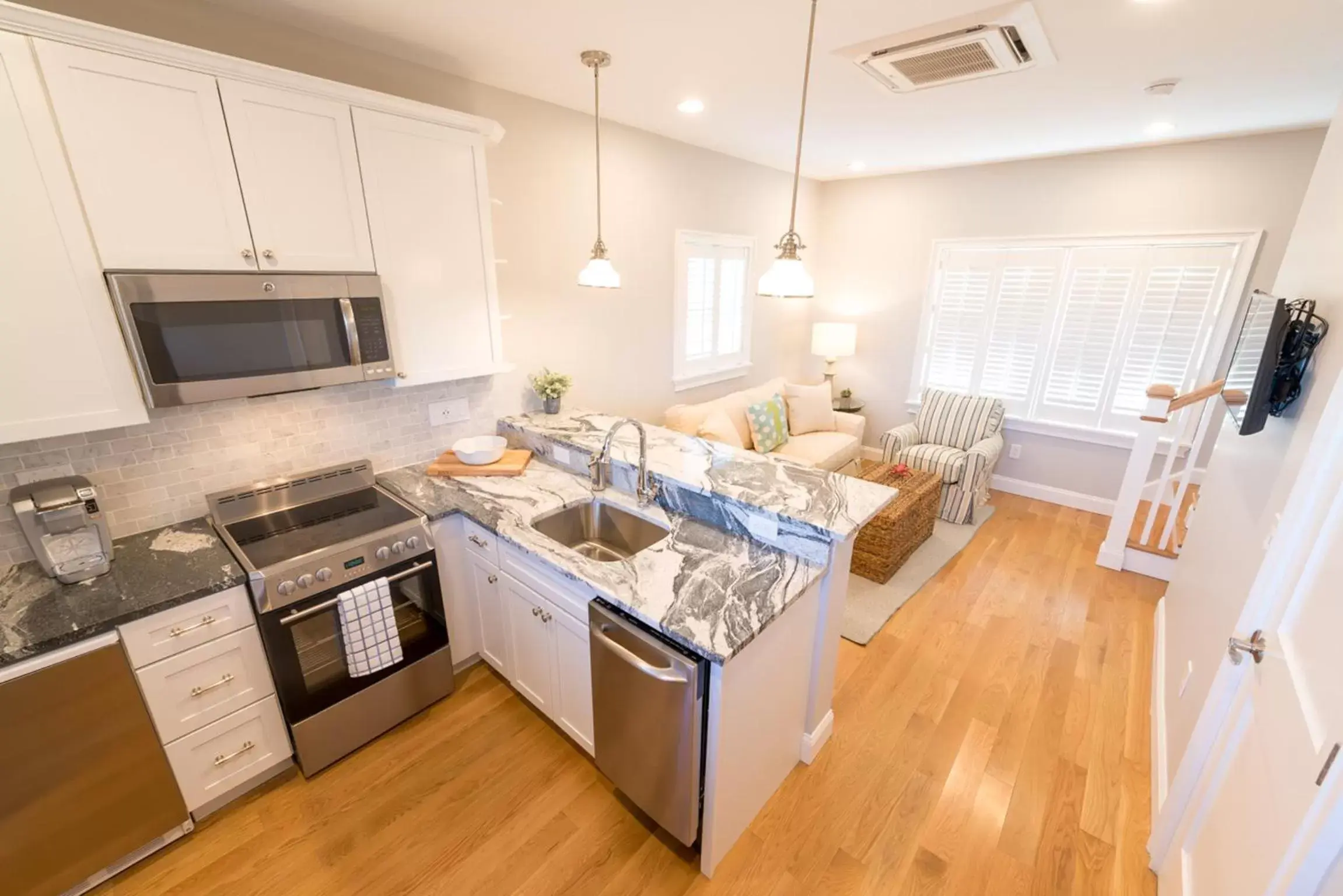 Kitchen or kitchenette, Kitchen/Kitchenette in The East Island Reserve Hotel