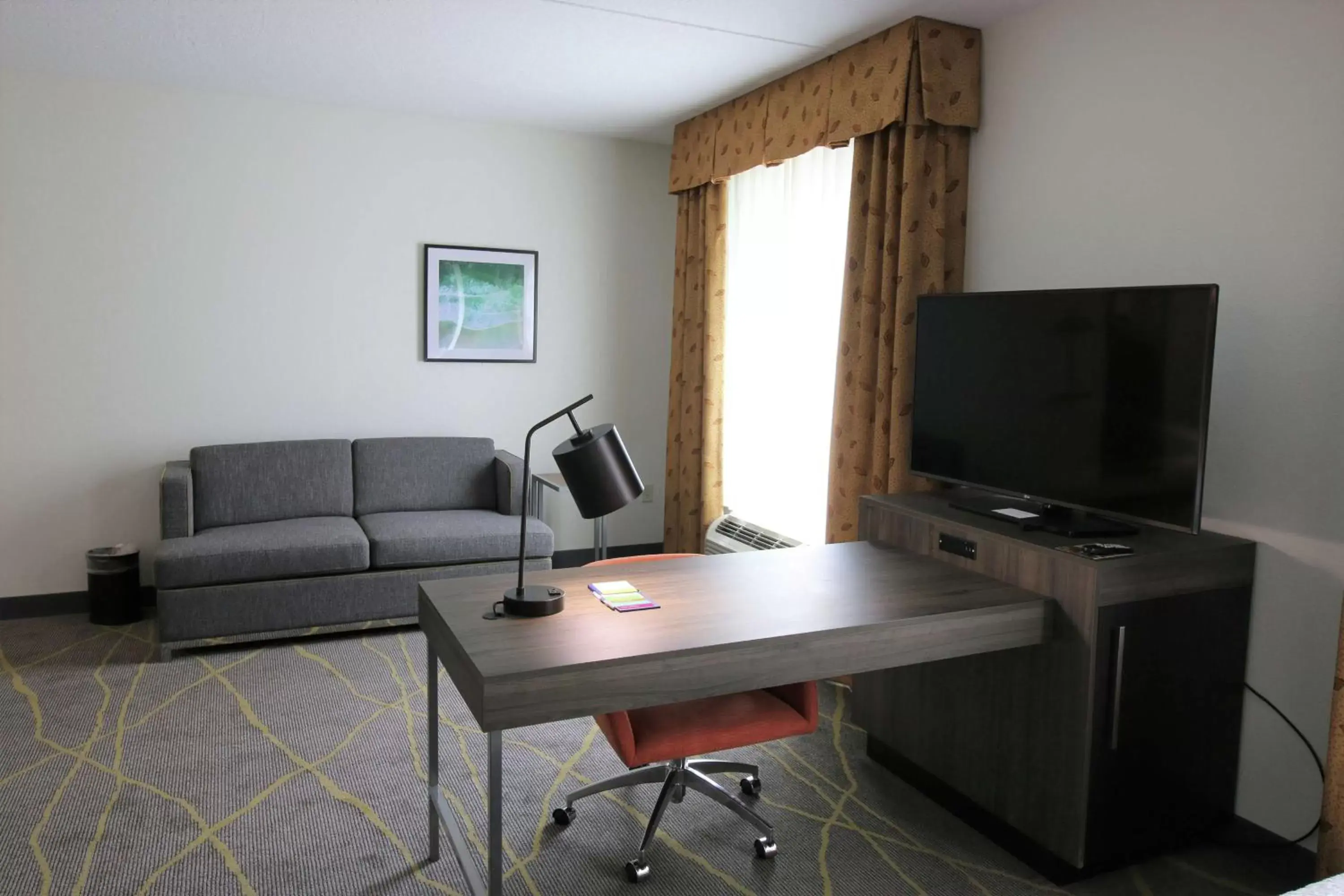 Bedroom, TV/Entertainment Center in Hampton Inn & Suites Palm Coast