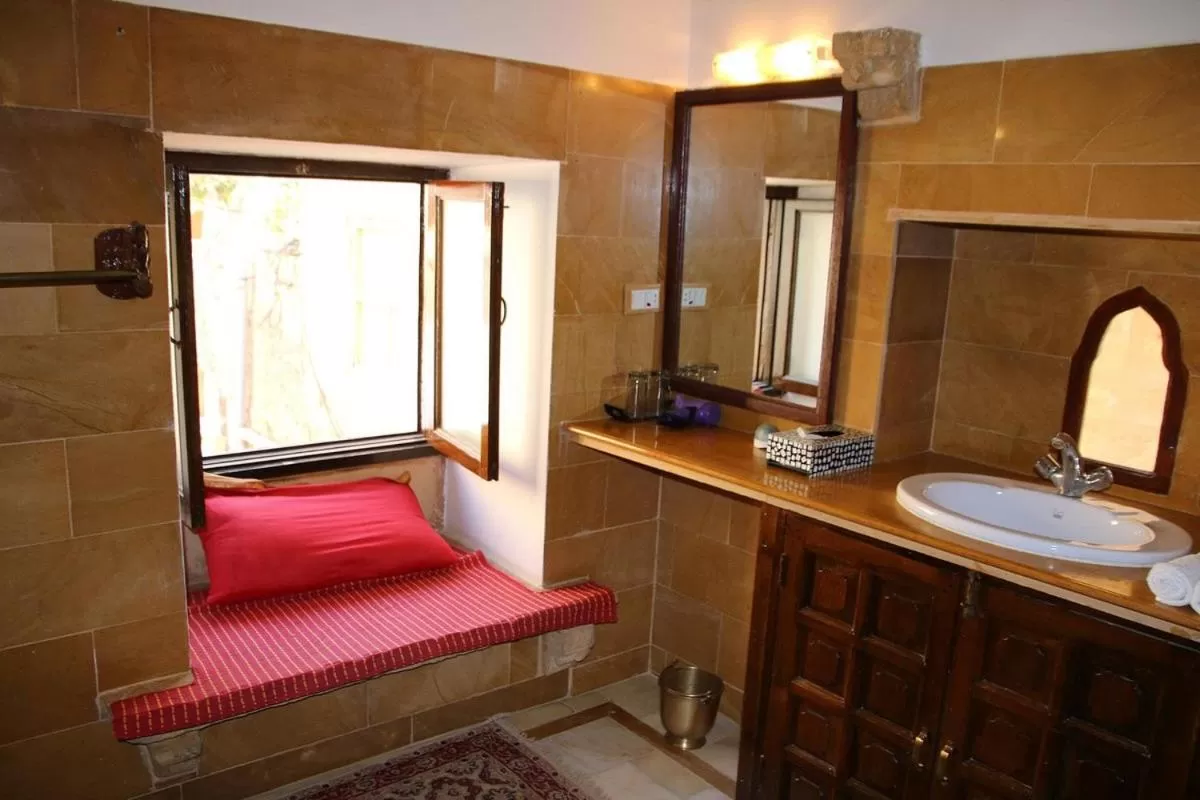 Bathroom, Bed in Killa Bhawan