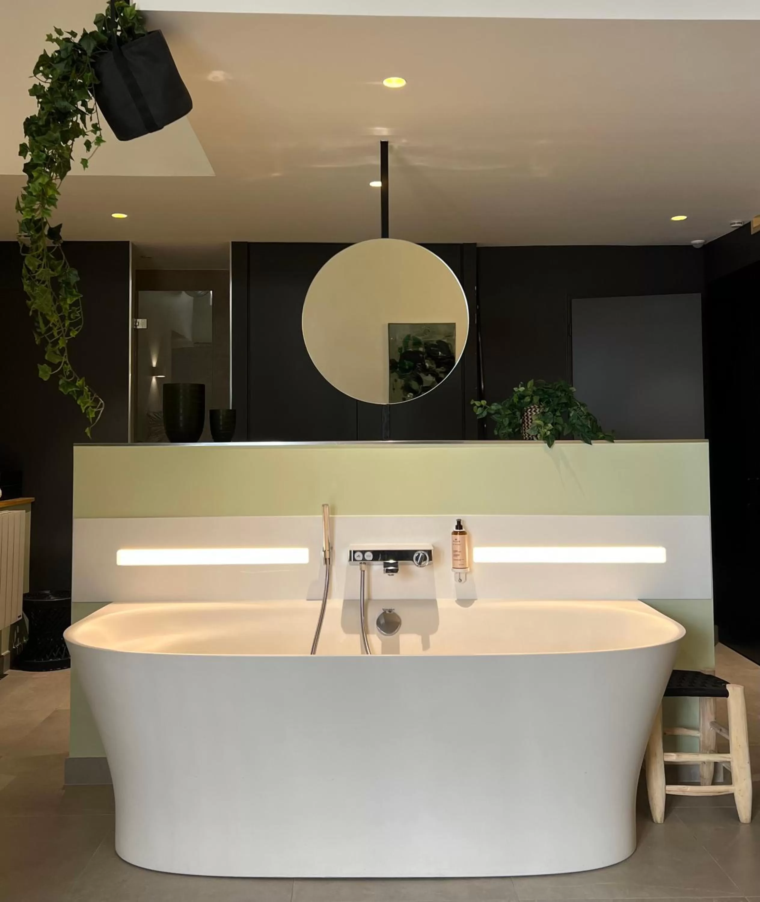 Hot Tub, Bathroom in MiHotel Comte