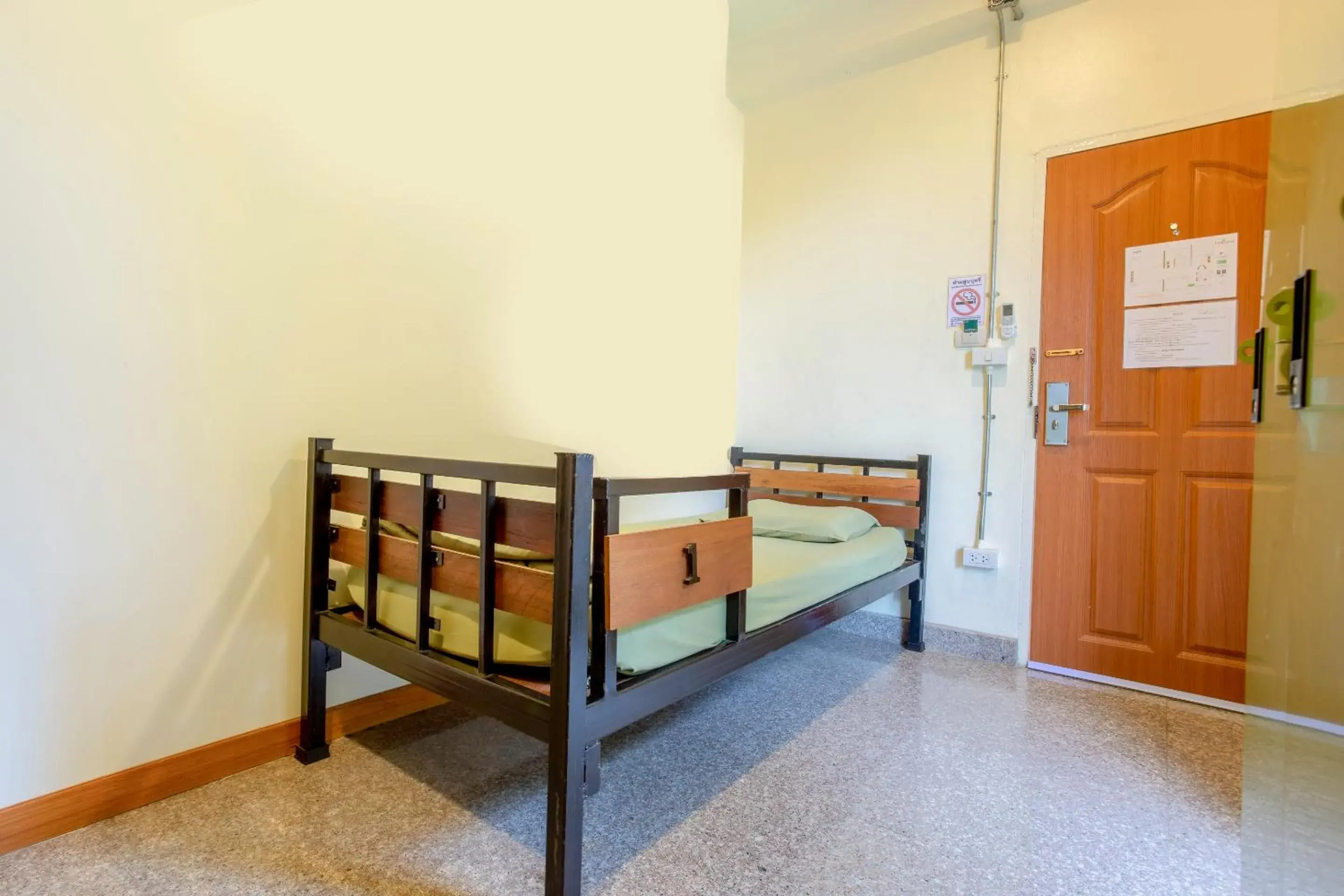 Bedroom in OYO 928 Leaf Hostel