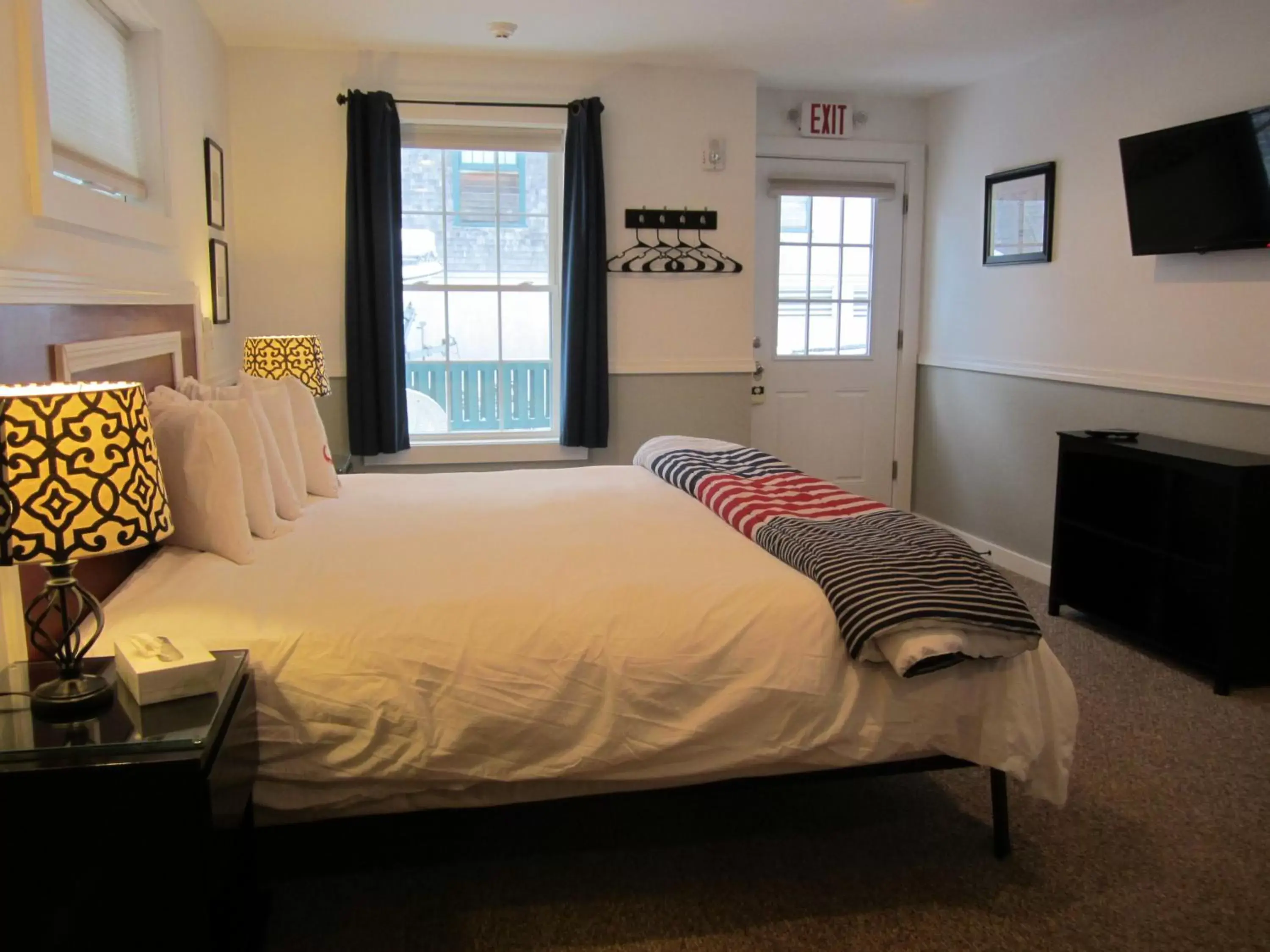 Photo of the whole room, Bed in Acadia Hotel - Downtown