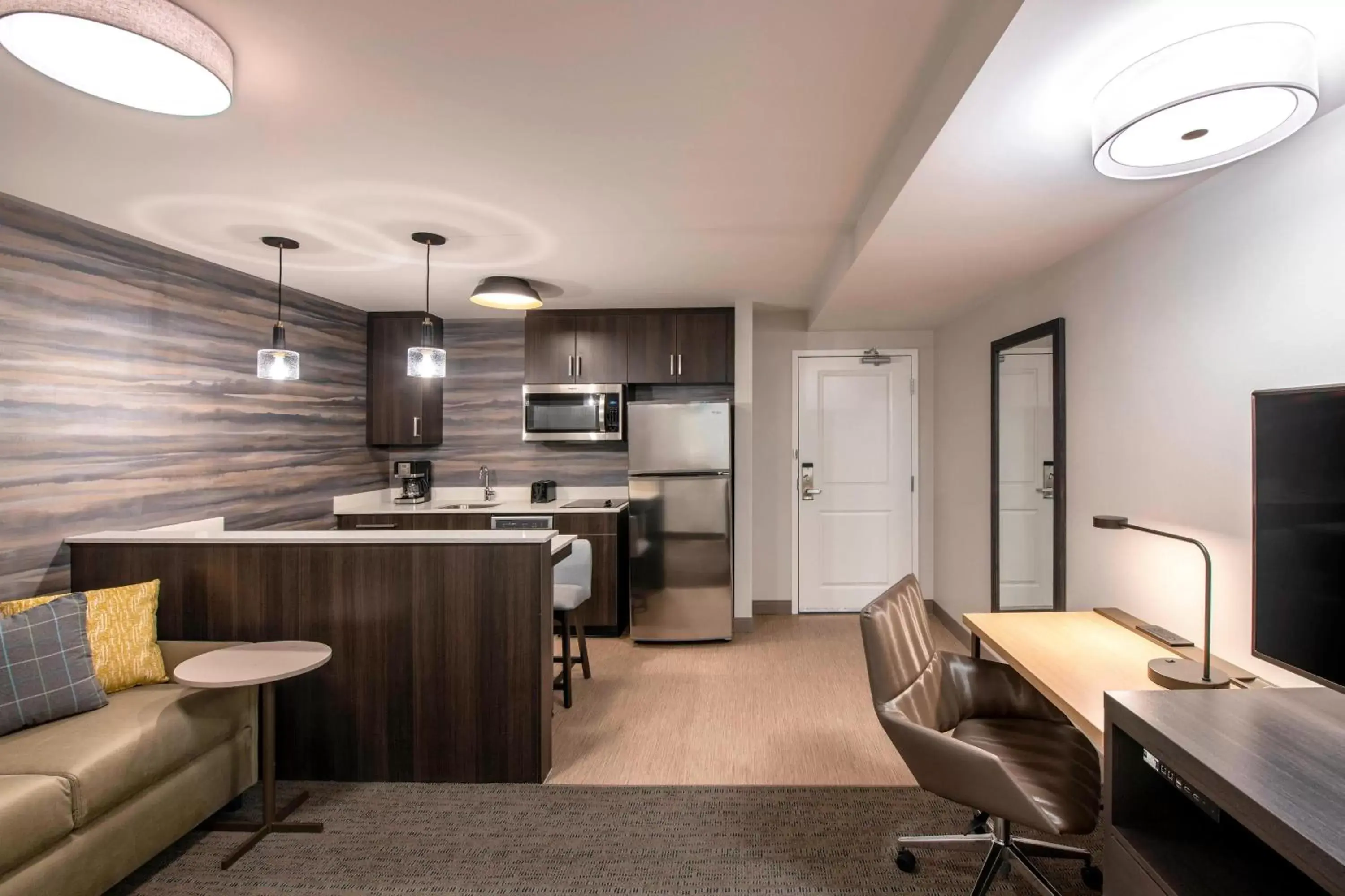 Living room, Kitchen/Kitchenette in Residence Inn by Marriott Winnipeg