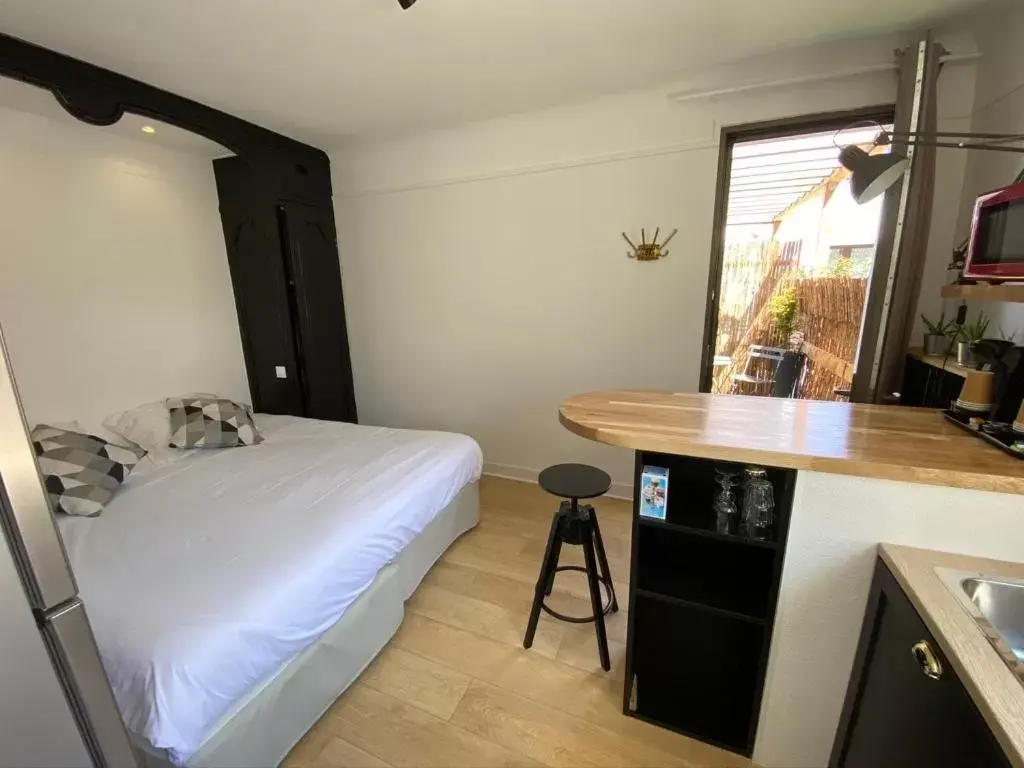 Photo of the whole room, Bed in Hôtel De La Cathédrale