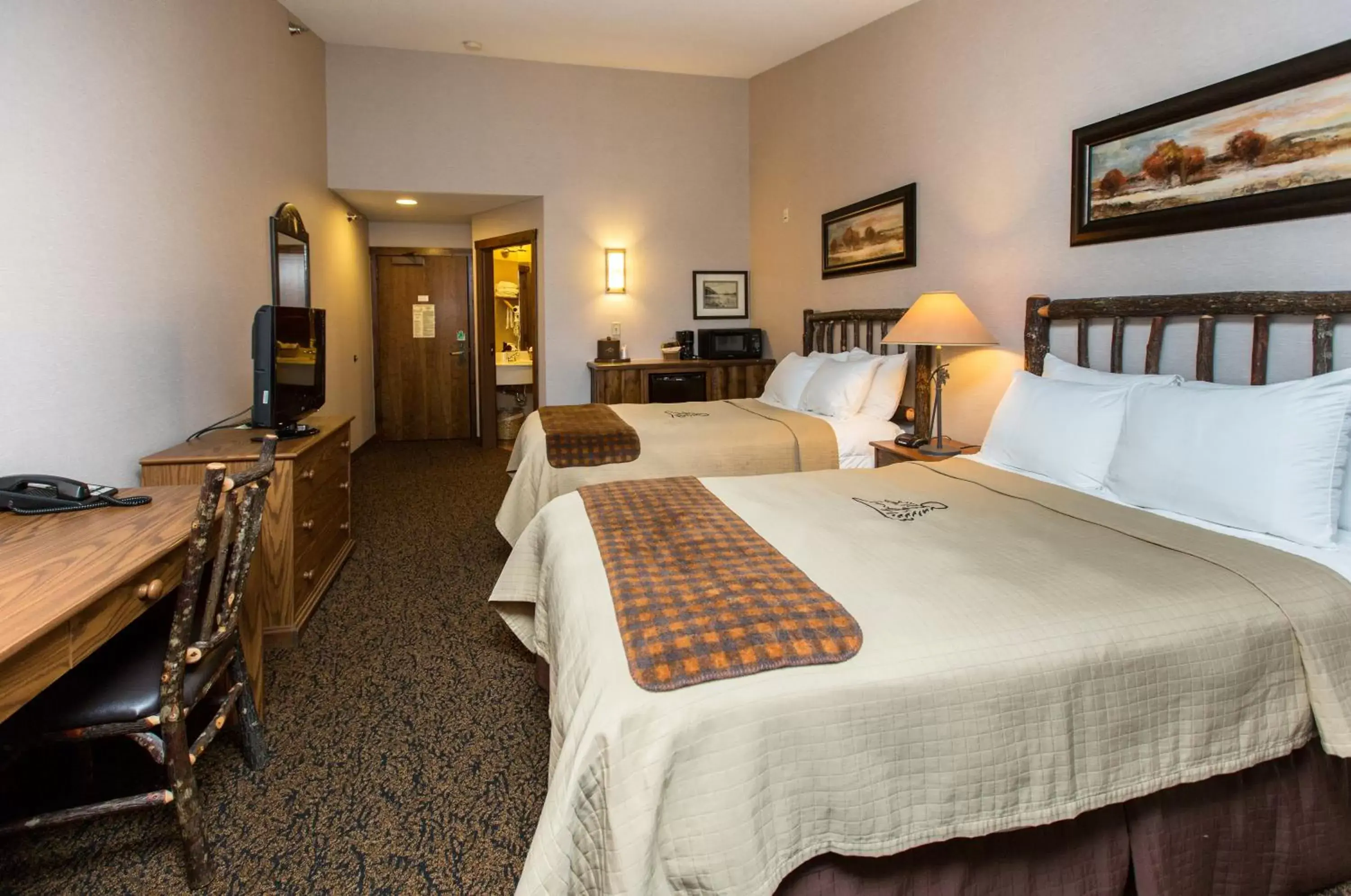 Deluxe Queen Room with Two Queen Beds in Stoney Creek Hotel La Crosse - Onalaska