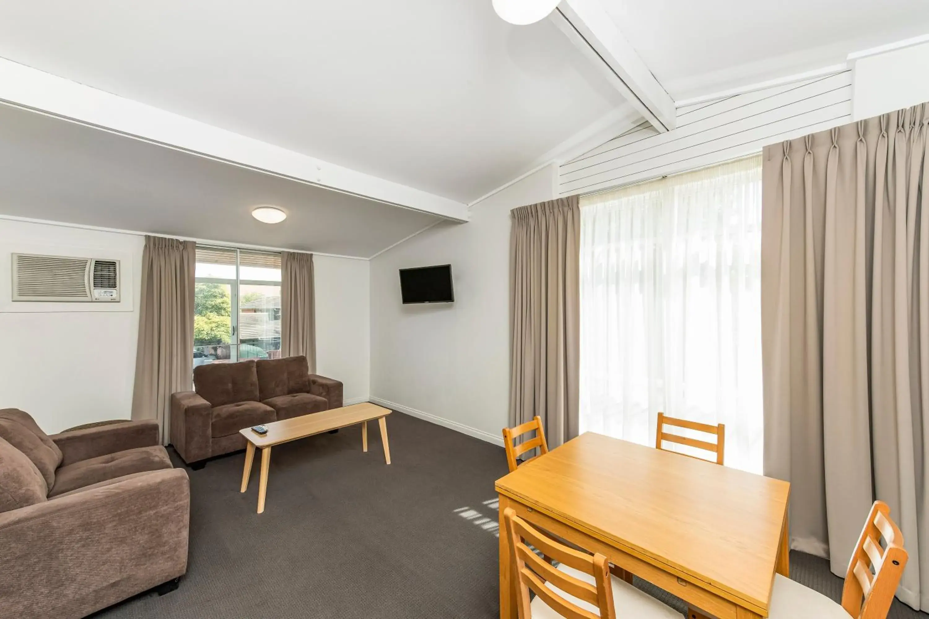 Living room, Seating Area in Econo Lodge East Adelaide