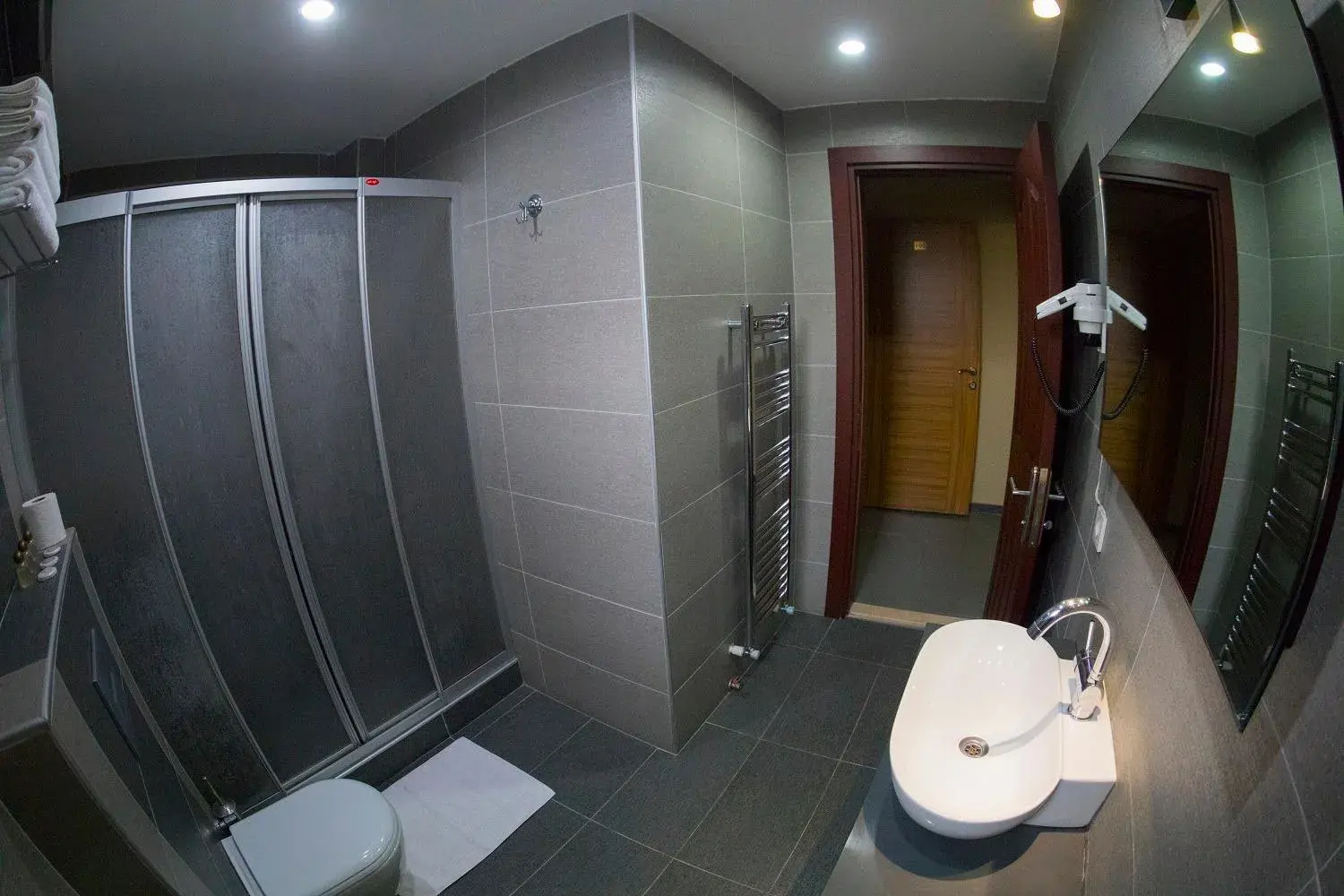 Bathroom in Ramparts Hotel