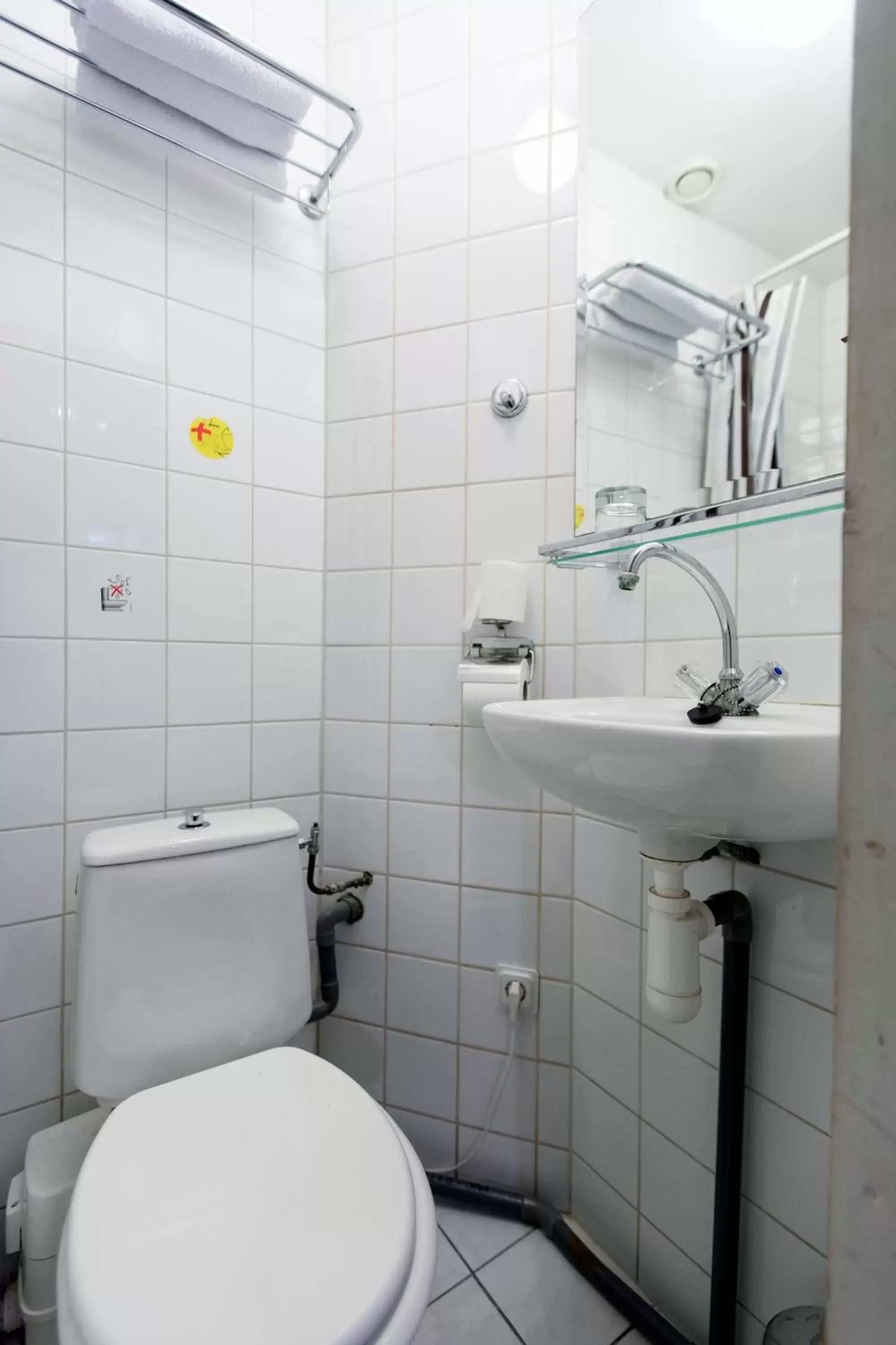 Toilet, Bathroom in Quentin England Hotel