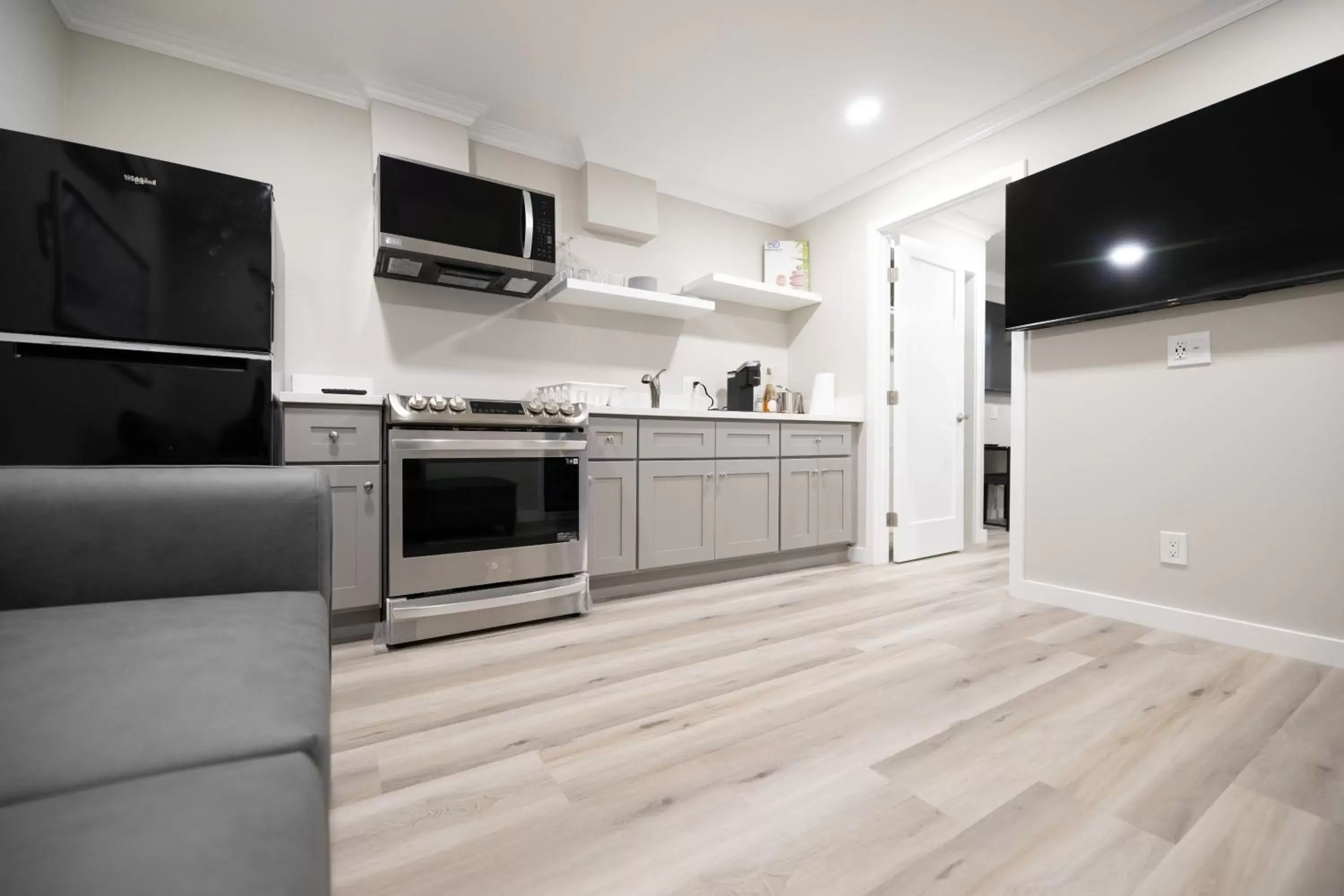 Kitchen/Kitchenette in Omeo Suites