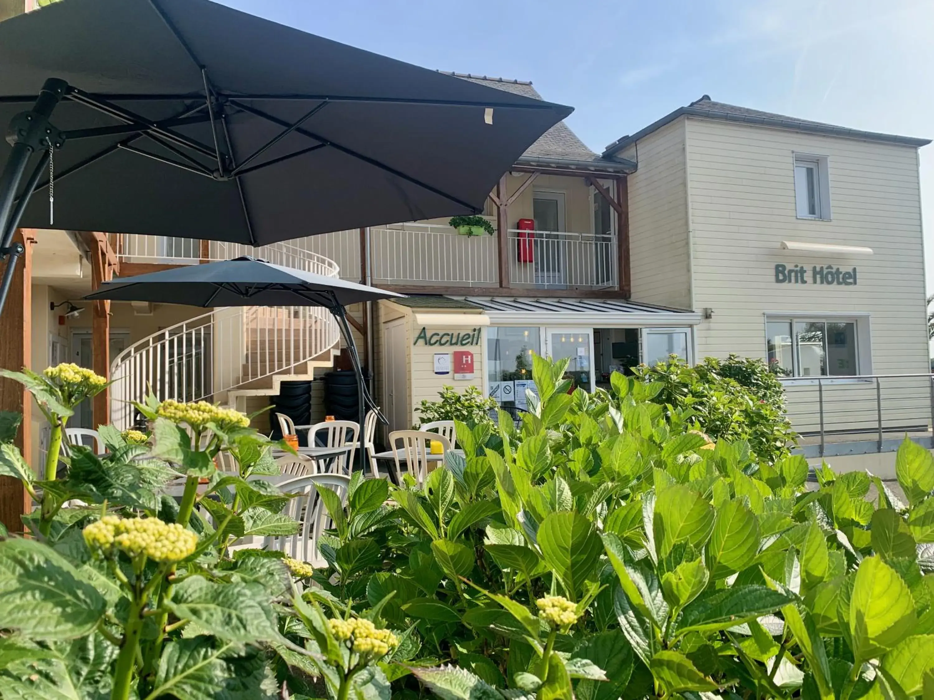 Patio, Property Building in BRIT HOTEL Lannion Perros