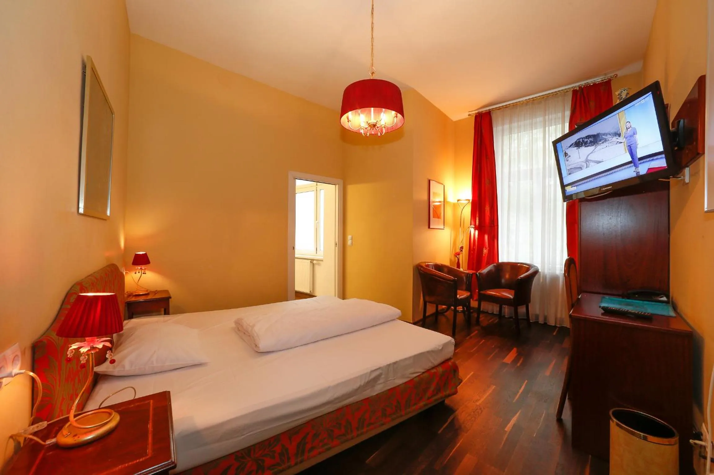 Bed in Timeout City Hotel, 5 min to city center, Self Check In