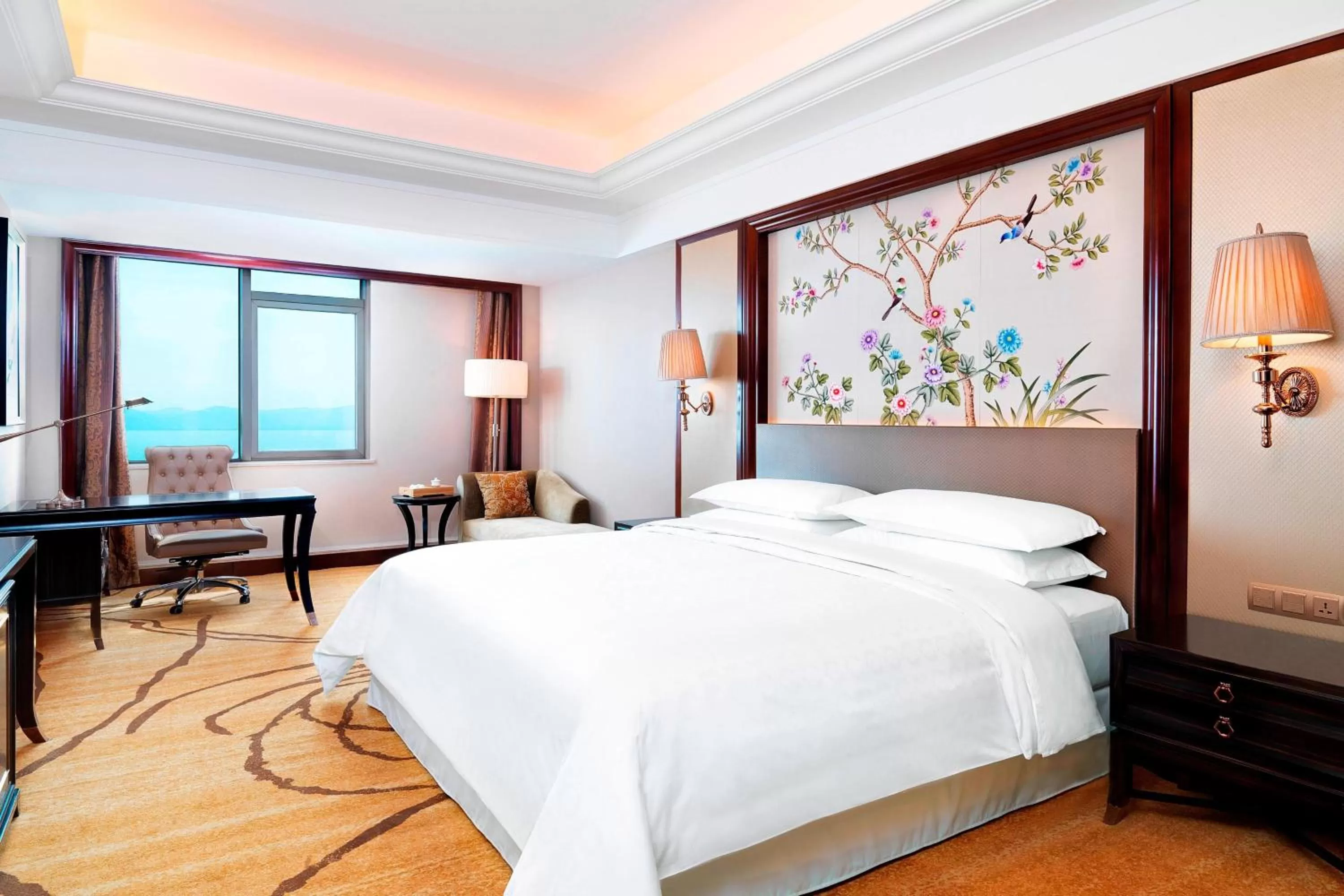 Photo of the whole room, Bed in Sheraton Shantou Hotel