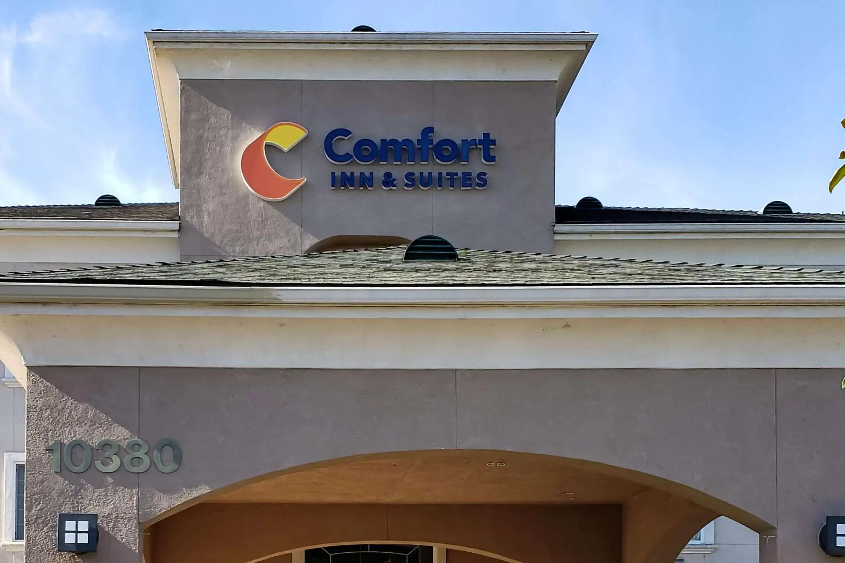 Property building in Comfort Inn & Suites Galt – Lodi North