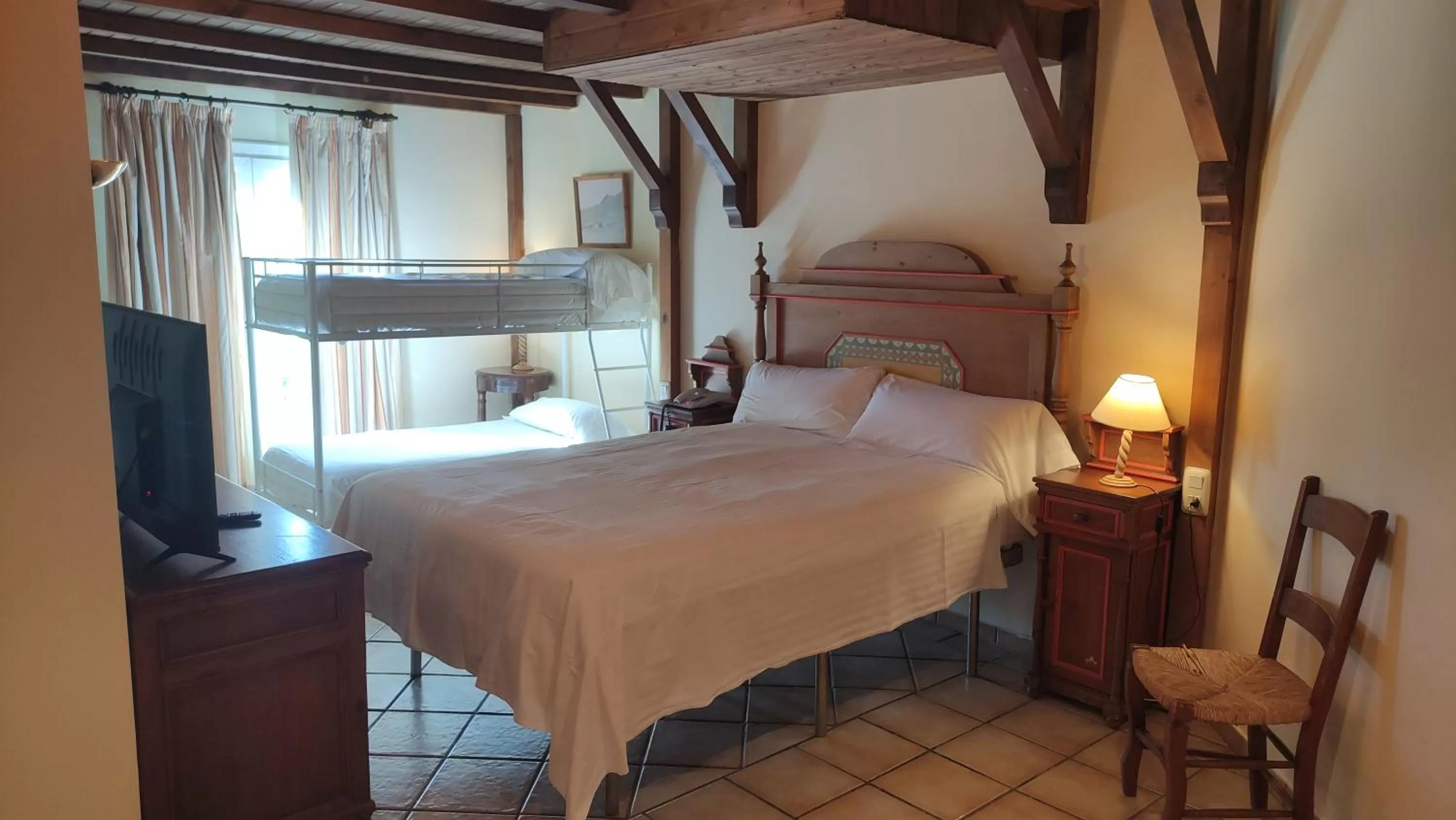 Premium Quadruple Room in Hotel Ziryab