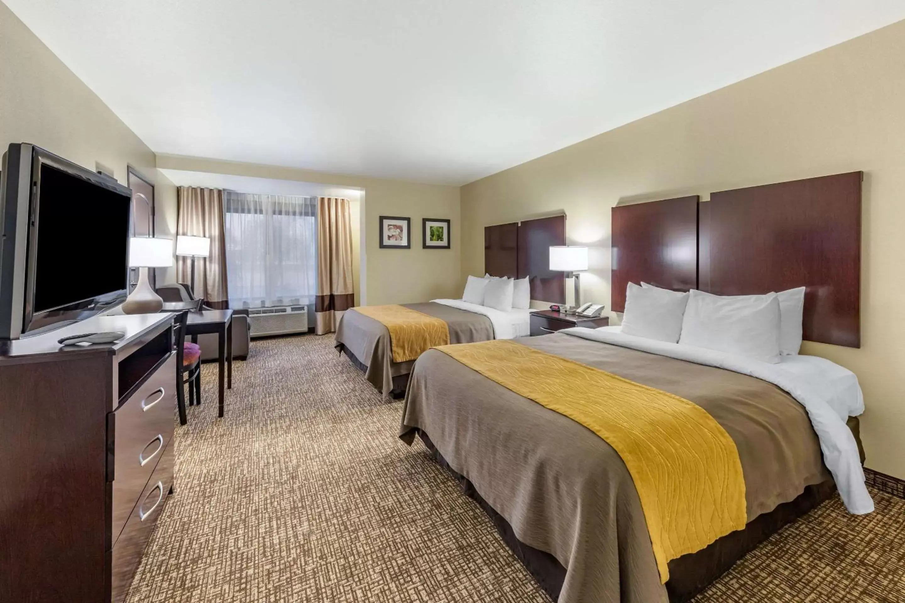 Bed in Comfort Inn and Suites Colton/San Bernardino