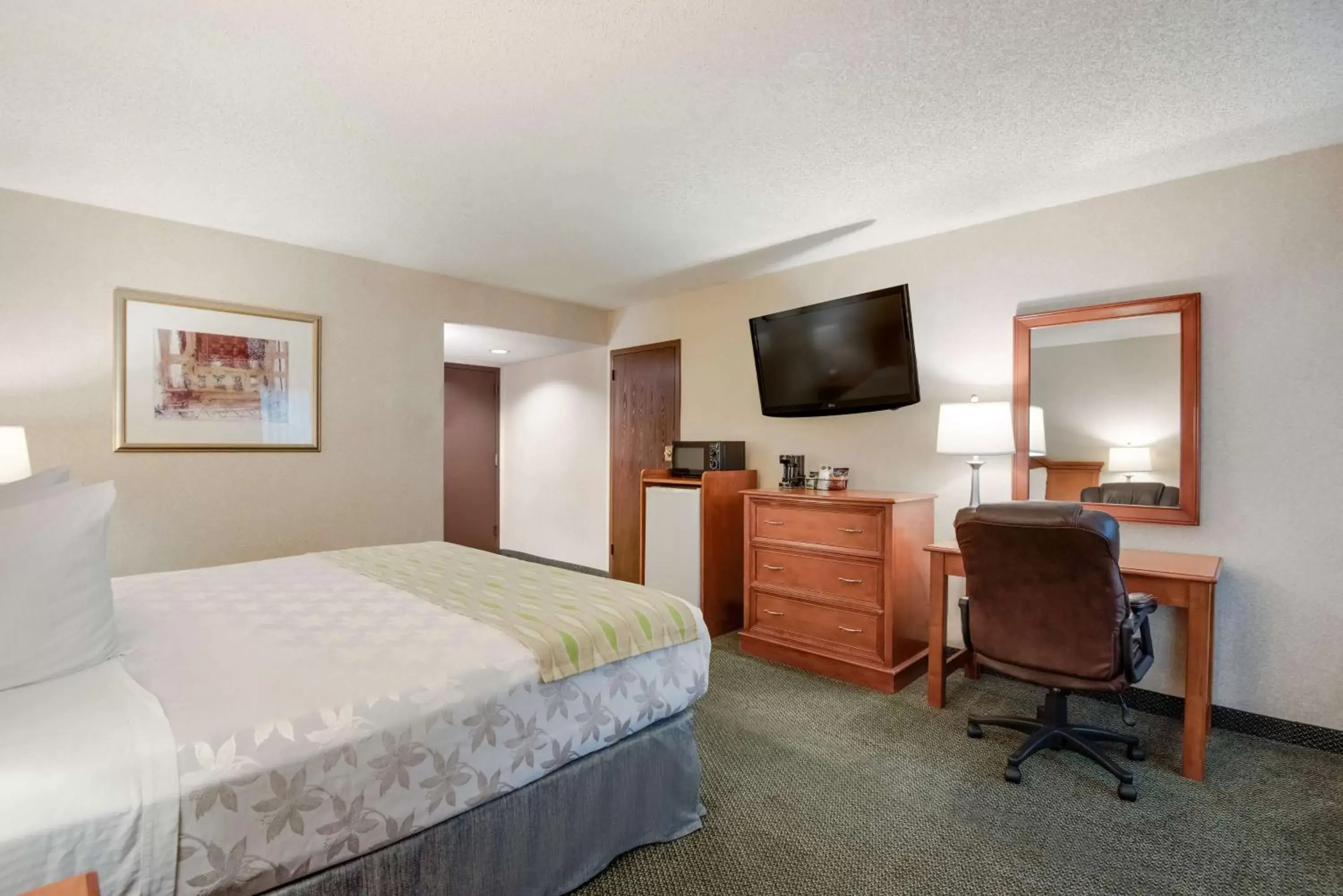 Bedroom, TV/Entertainment Center in SureStay Plus Hotel by Best Western Reno Airport