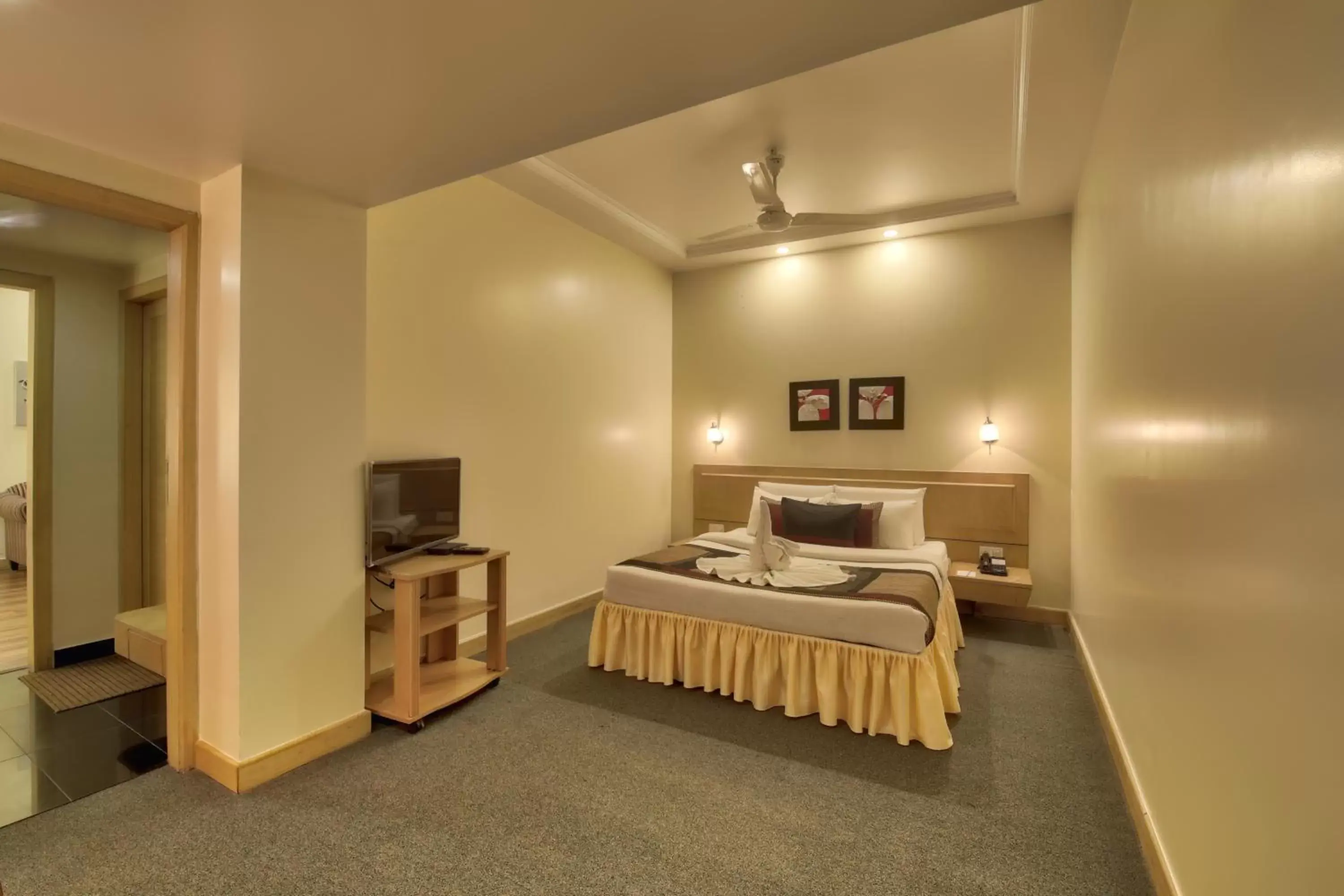 Bed in Vishwaratna Hotel