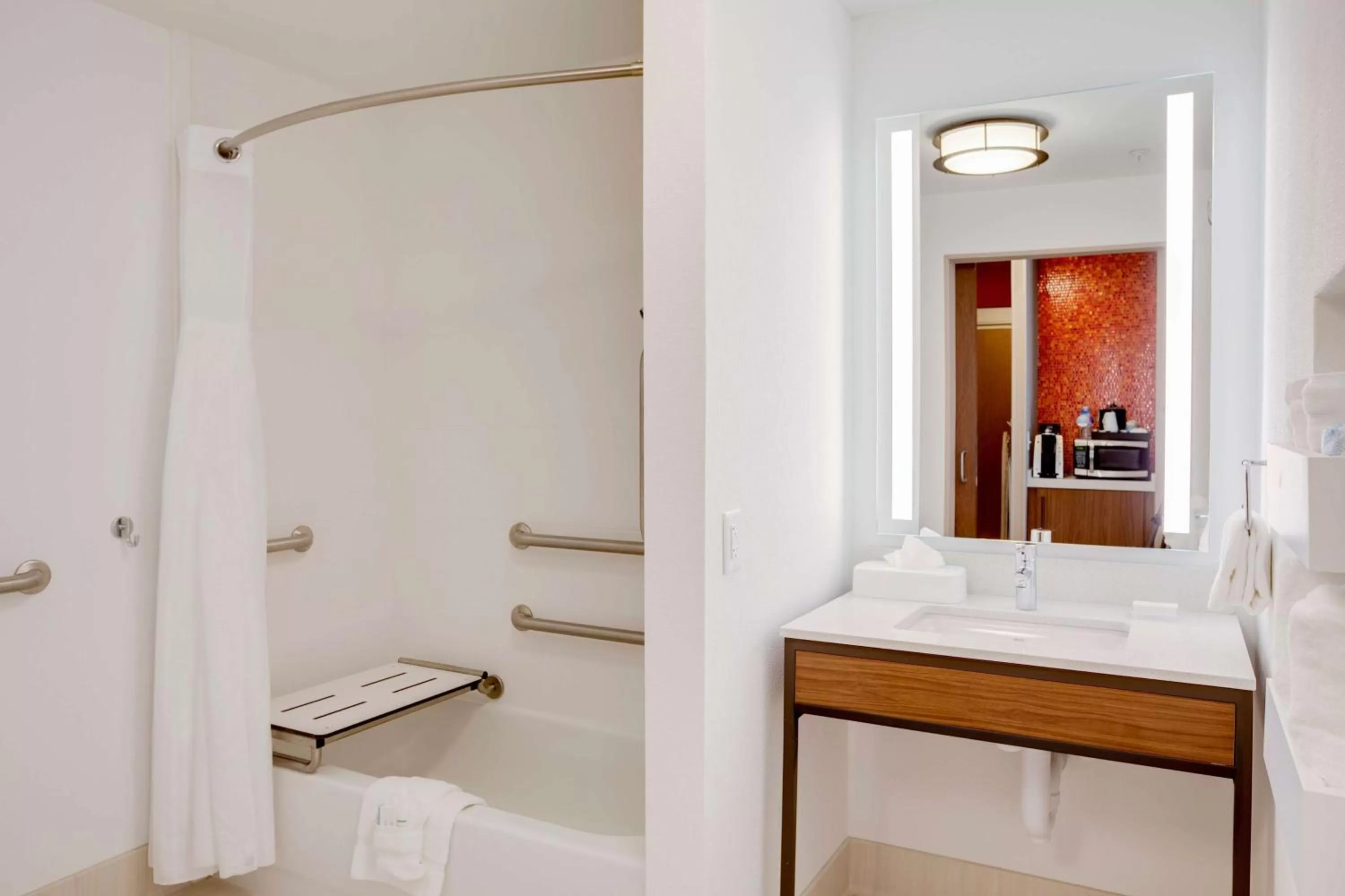 Bathroom in Hilton Garden Inn Oklahoma City Airport