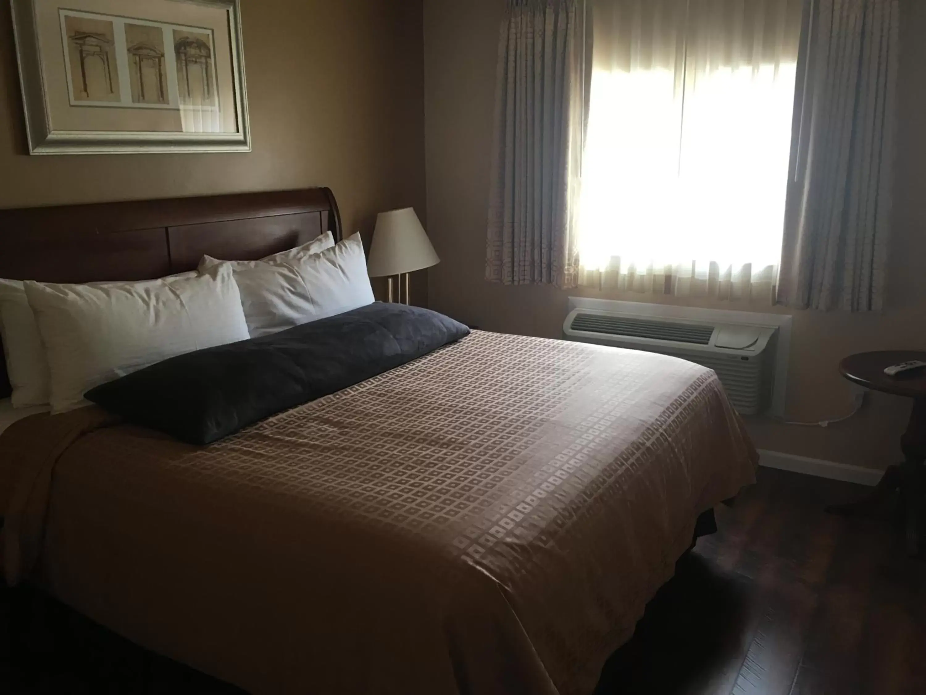 Bed in Abram Inn & Suites