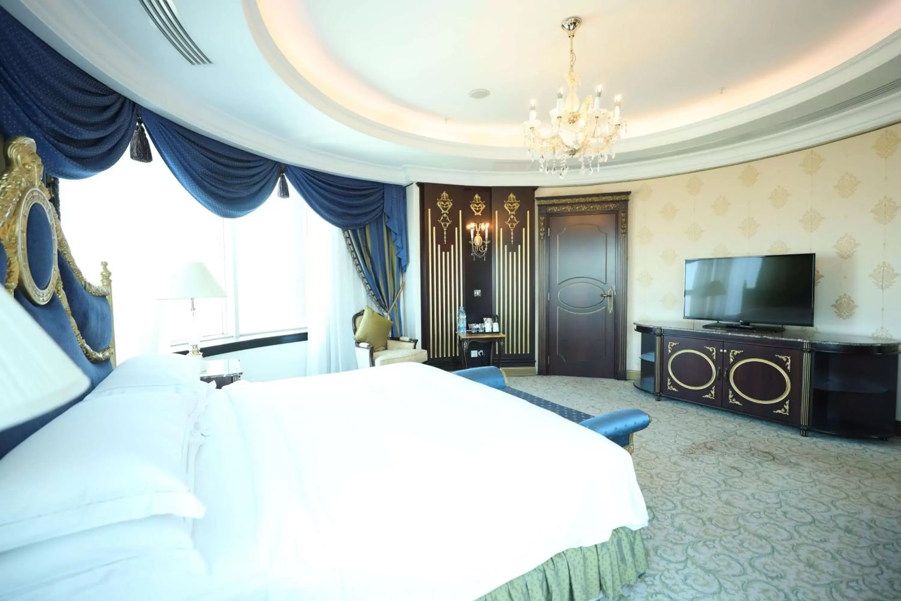 Bedroom, TV/Entertainment Center in Hilton Beirut Habtoor Grand Hotel