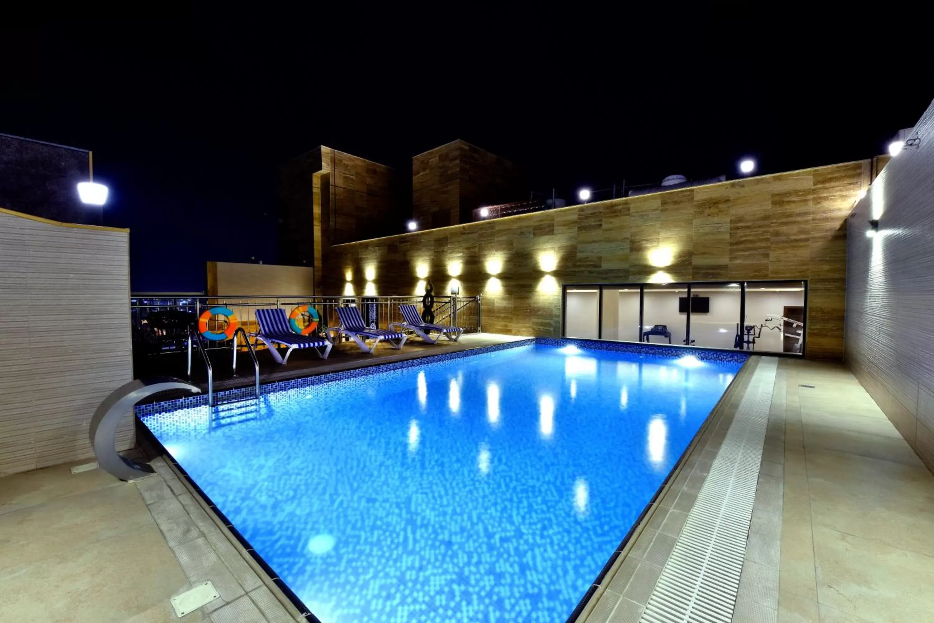 Swimming Pool in Iridium 70 Hotel