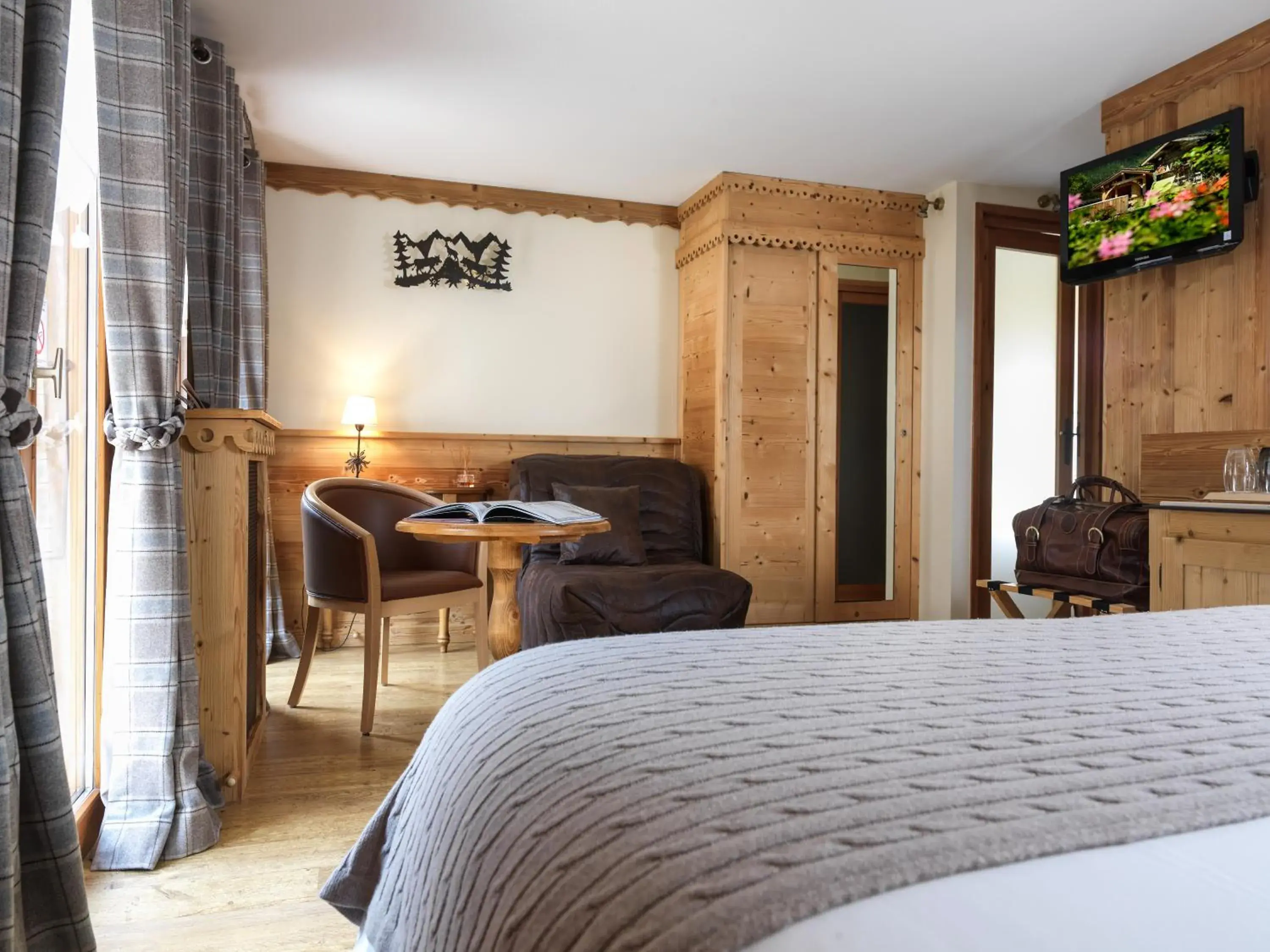 Photo of the whole room, Bed in Auberge du Manoir