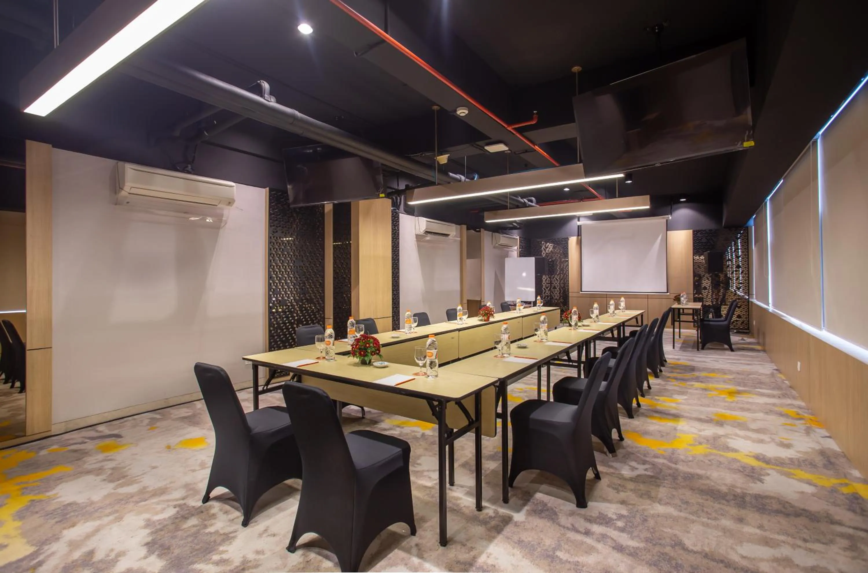 Meeting/conference room in HARRIS Hotel & Conventions Gubeng