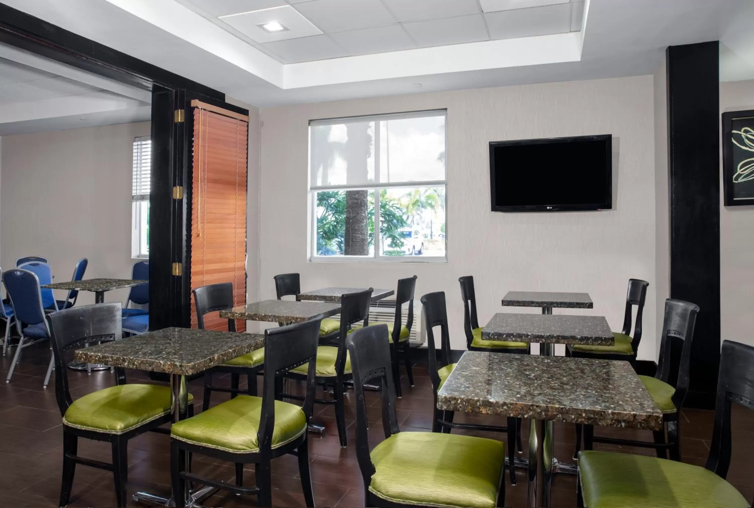 Restaurant/Places to Eat in Baymont by Wyndham Miami Doral