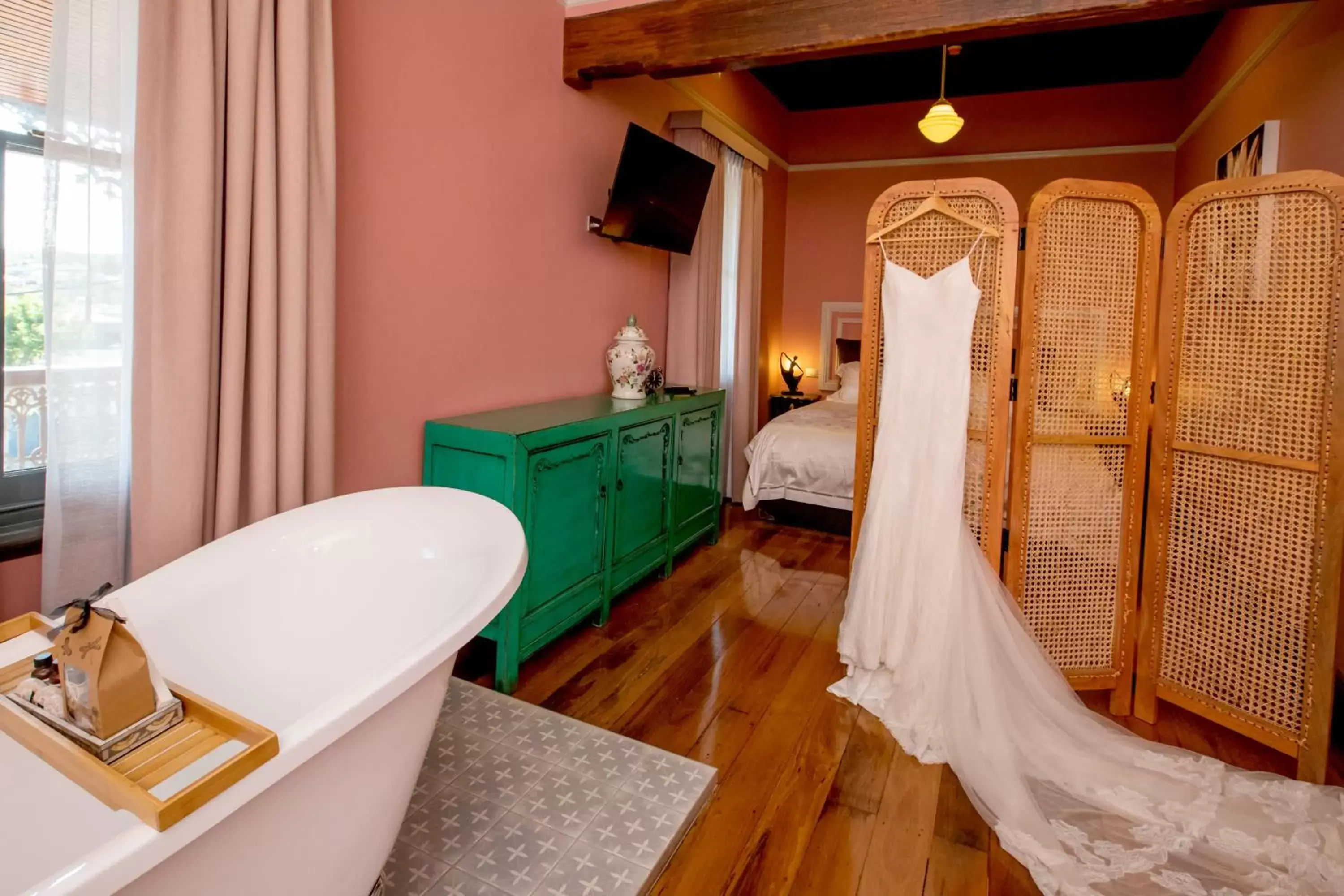 Bed, Bathroom in Hotel Australasia