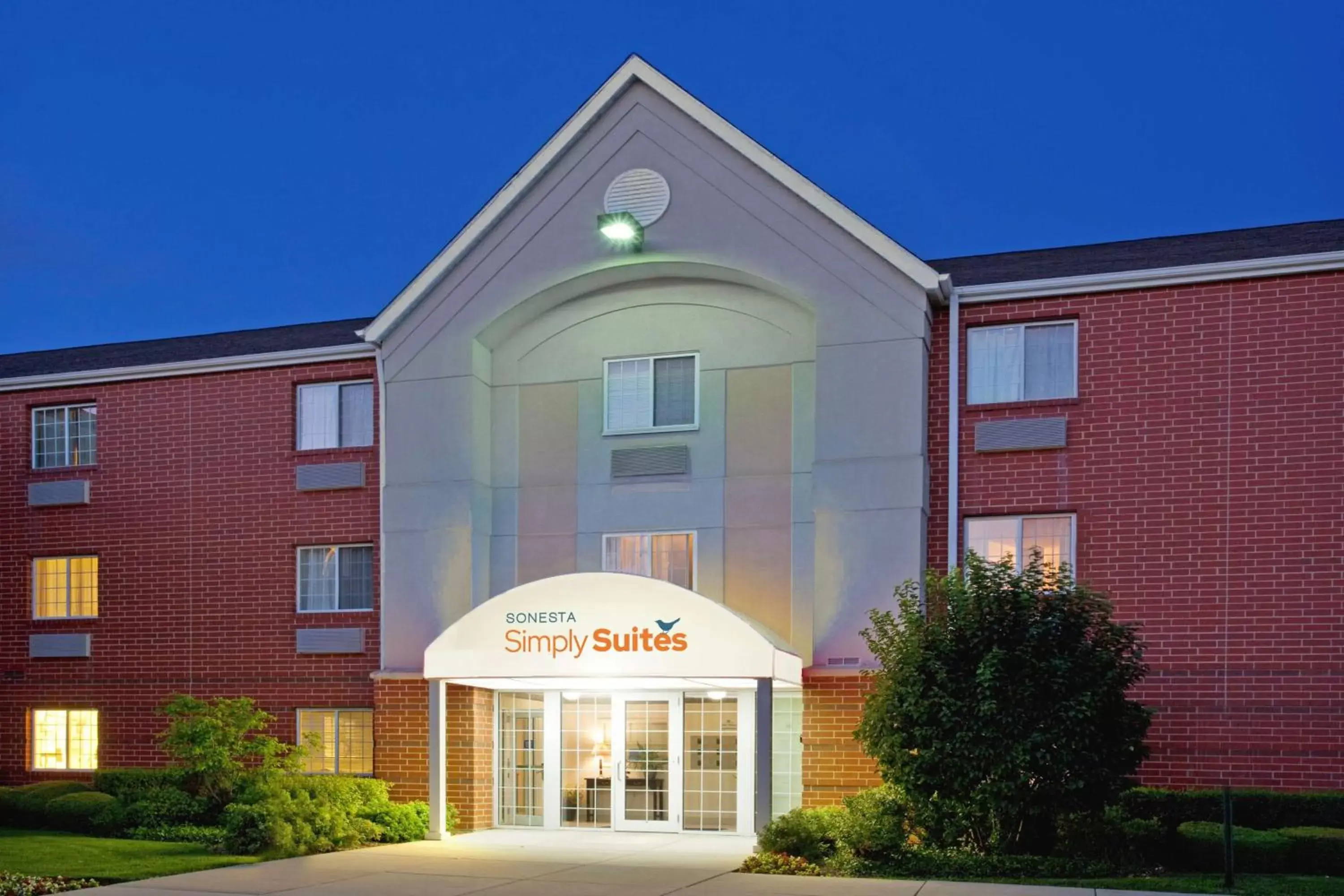 Property building in Sonesta Simply Suites Chicago Naperville