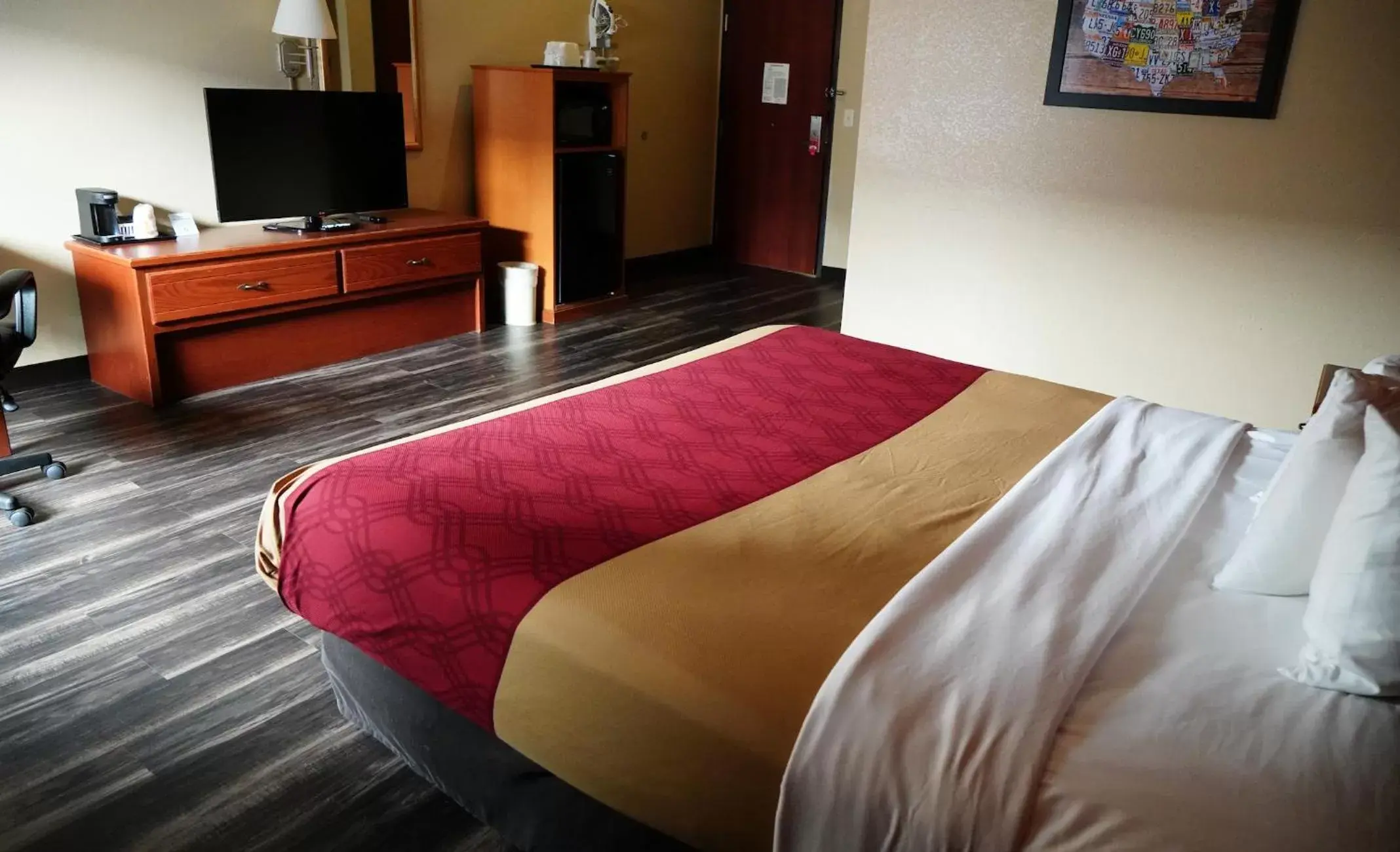 Photo of the whole room, Bed in Econo Lodge Inn & Suites Kearney