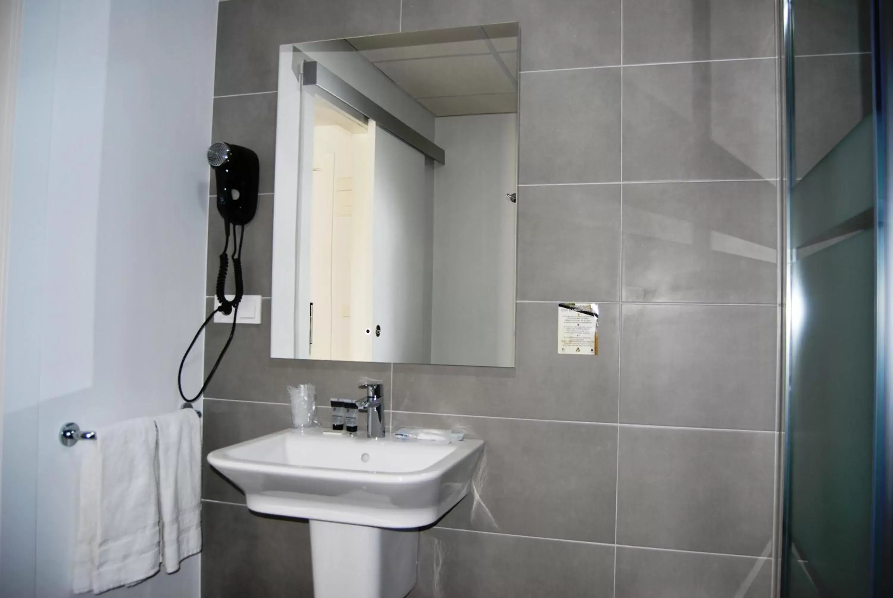 Shower, Bathroom in Estudiotel Alicante