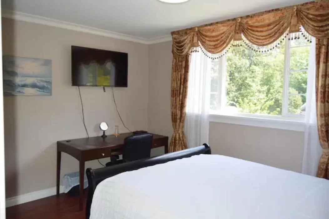 TV and multimedia, Bed in Jane's private rooms with shared washroom