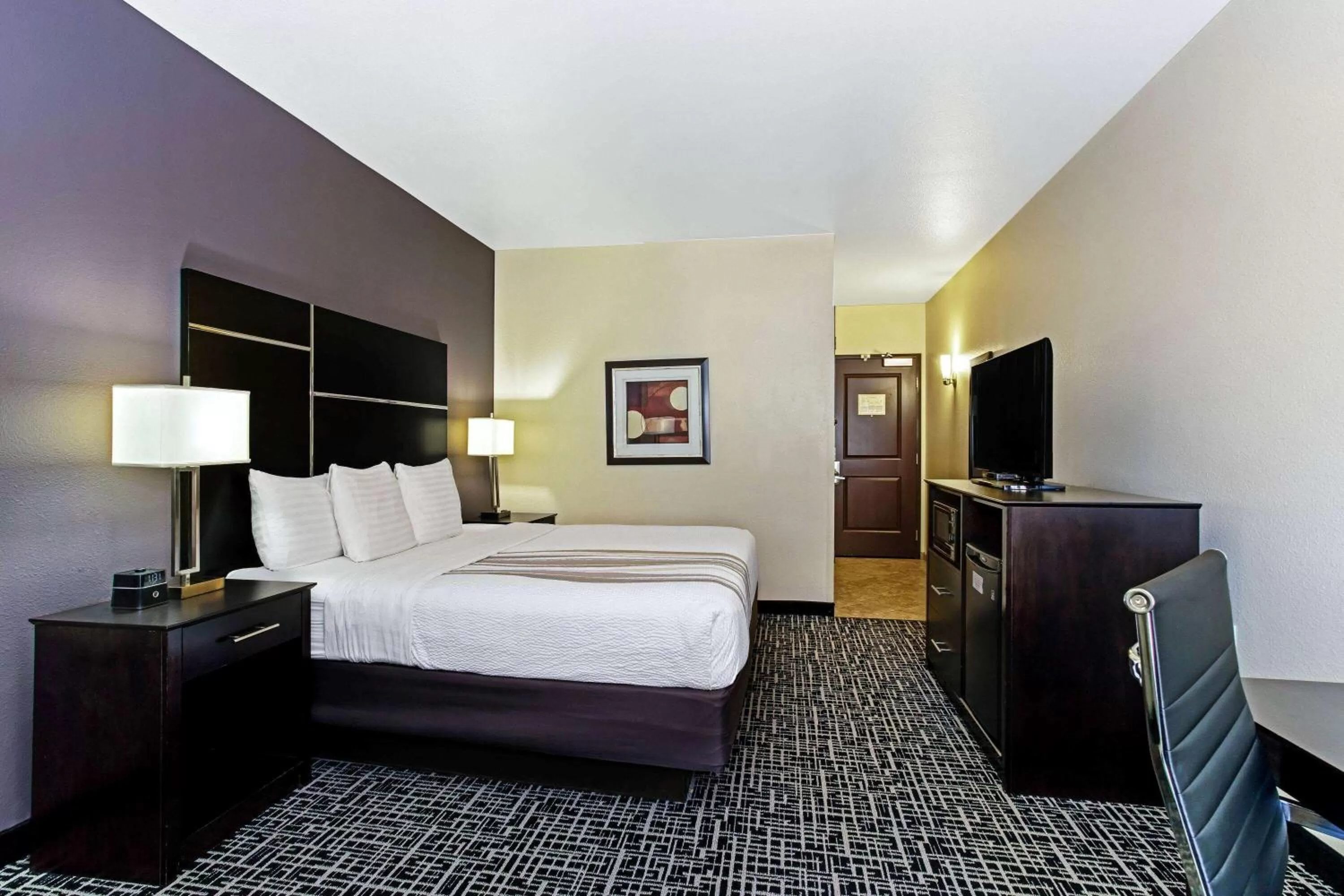 Photo of the whole room, Bed in La Quinta by Wyndham Denver Gateway Park