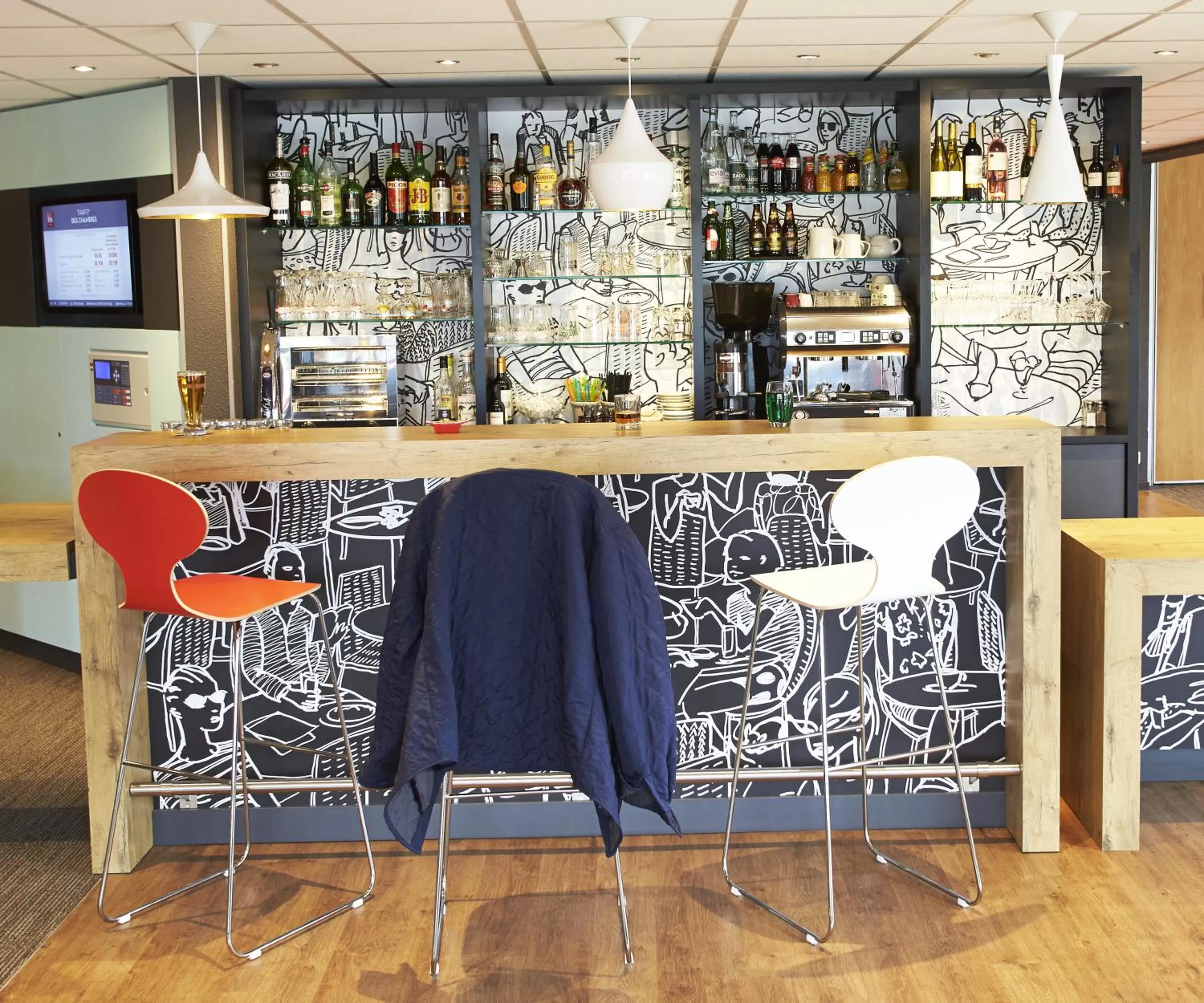 Lounge or bar in Ibis Auray