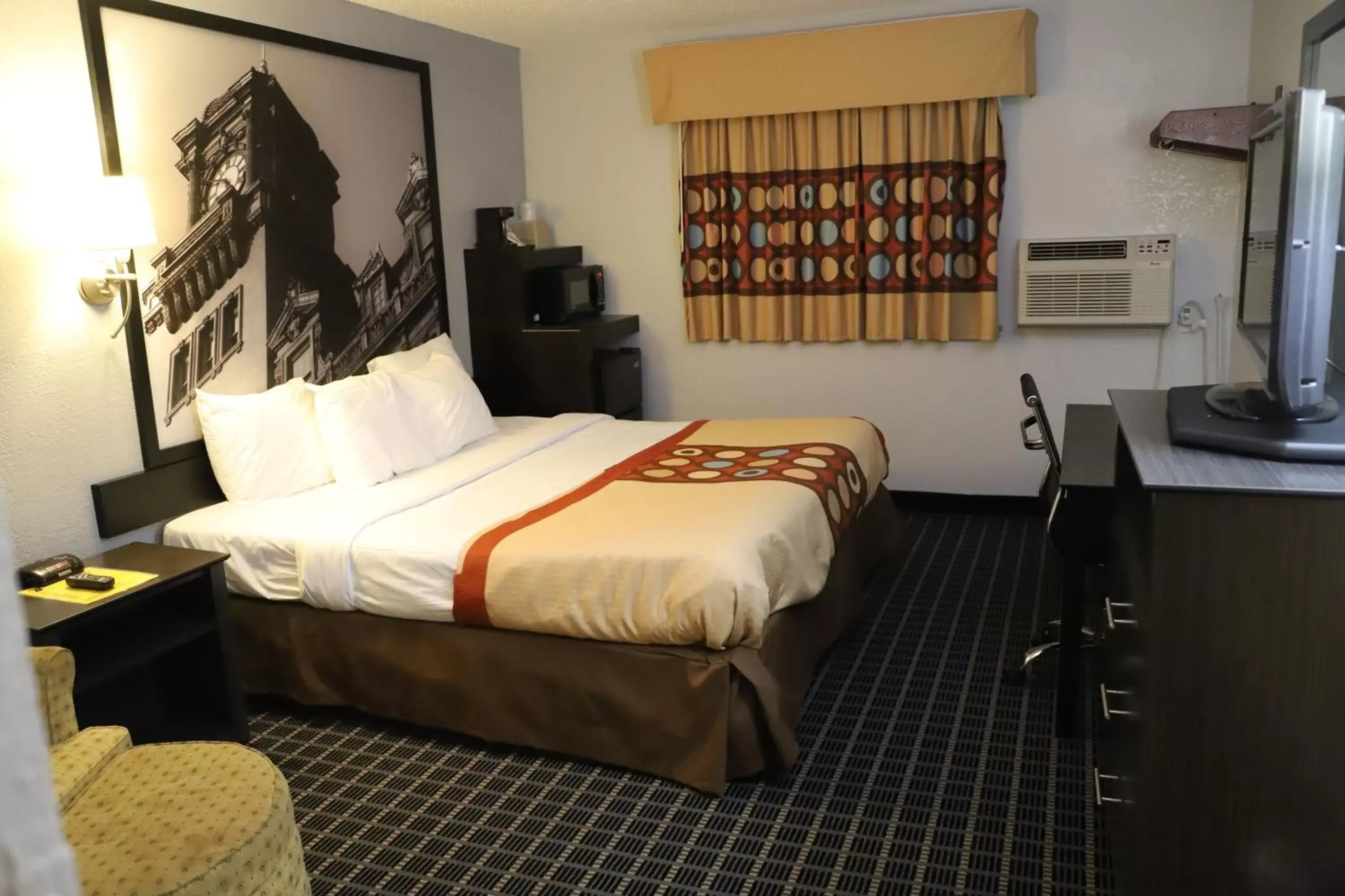 Photo of the whole room, Bed in Super 8 by Wyndham Richmond Airport VA