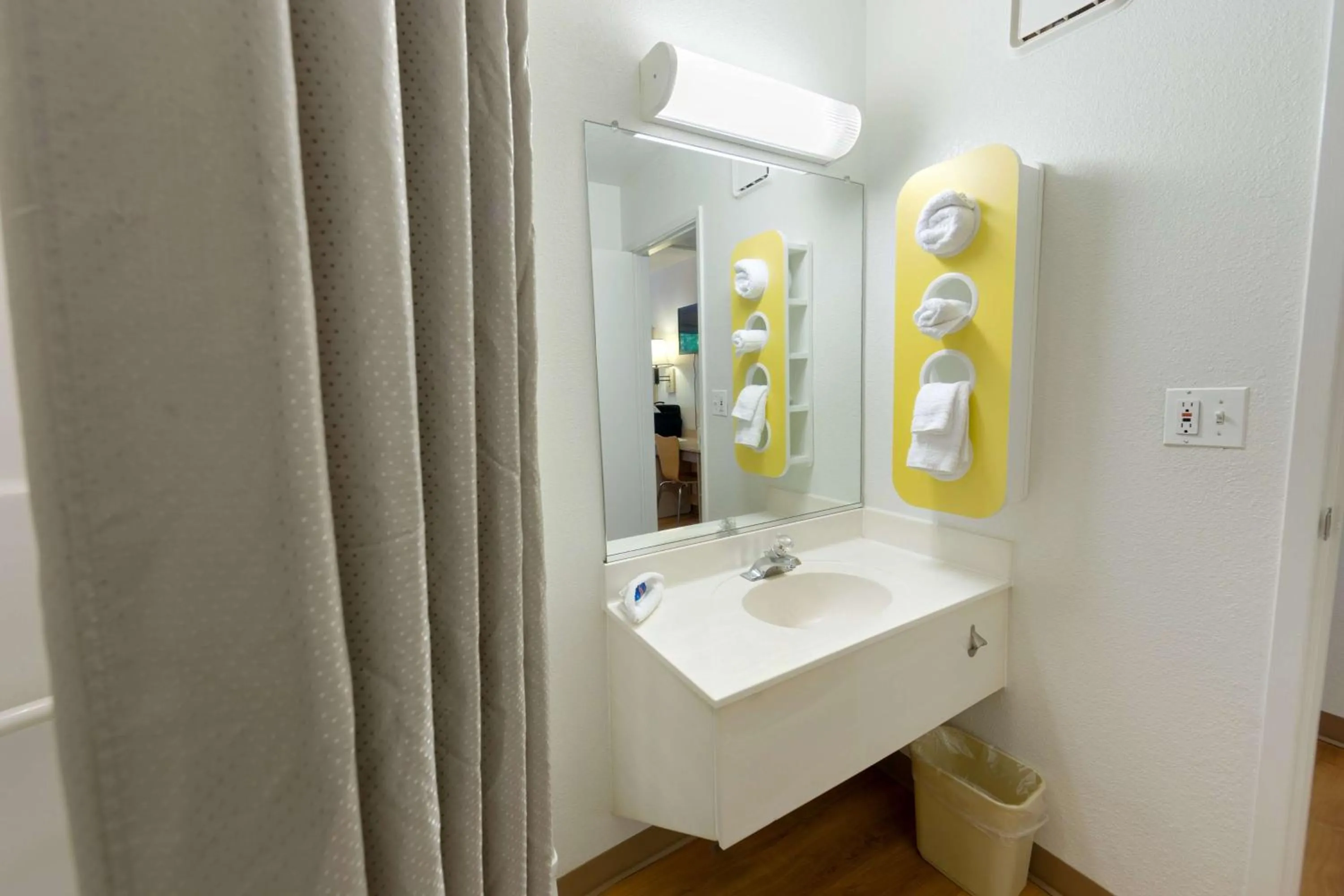 Bathroom in Motel 6 Weed - Mount Shasta