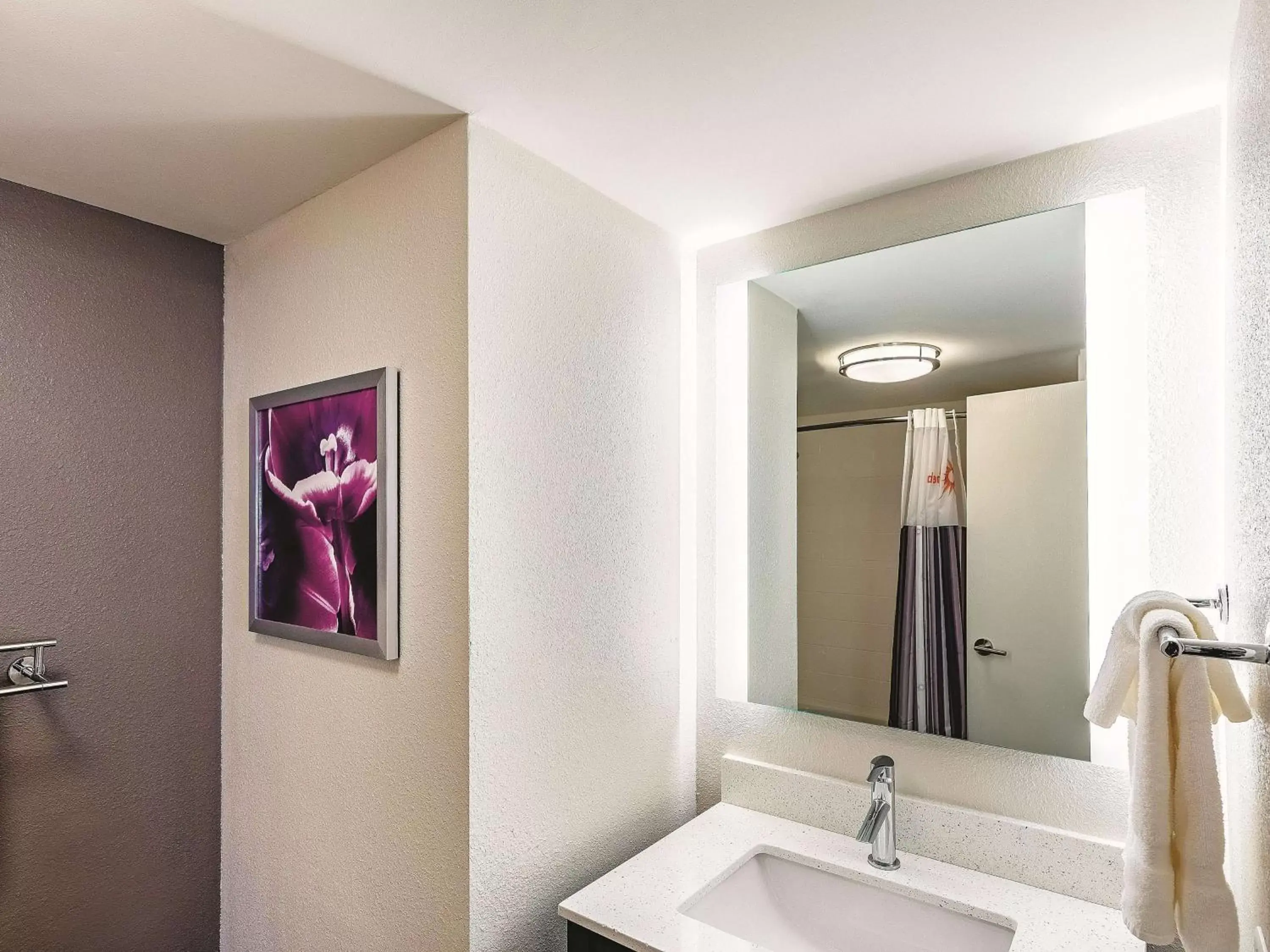 Bathroom in La Quinta by Wyndham Salem NH