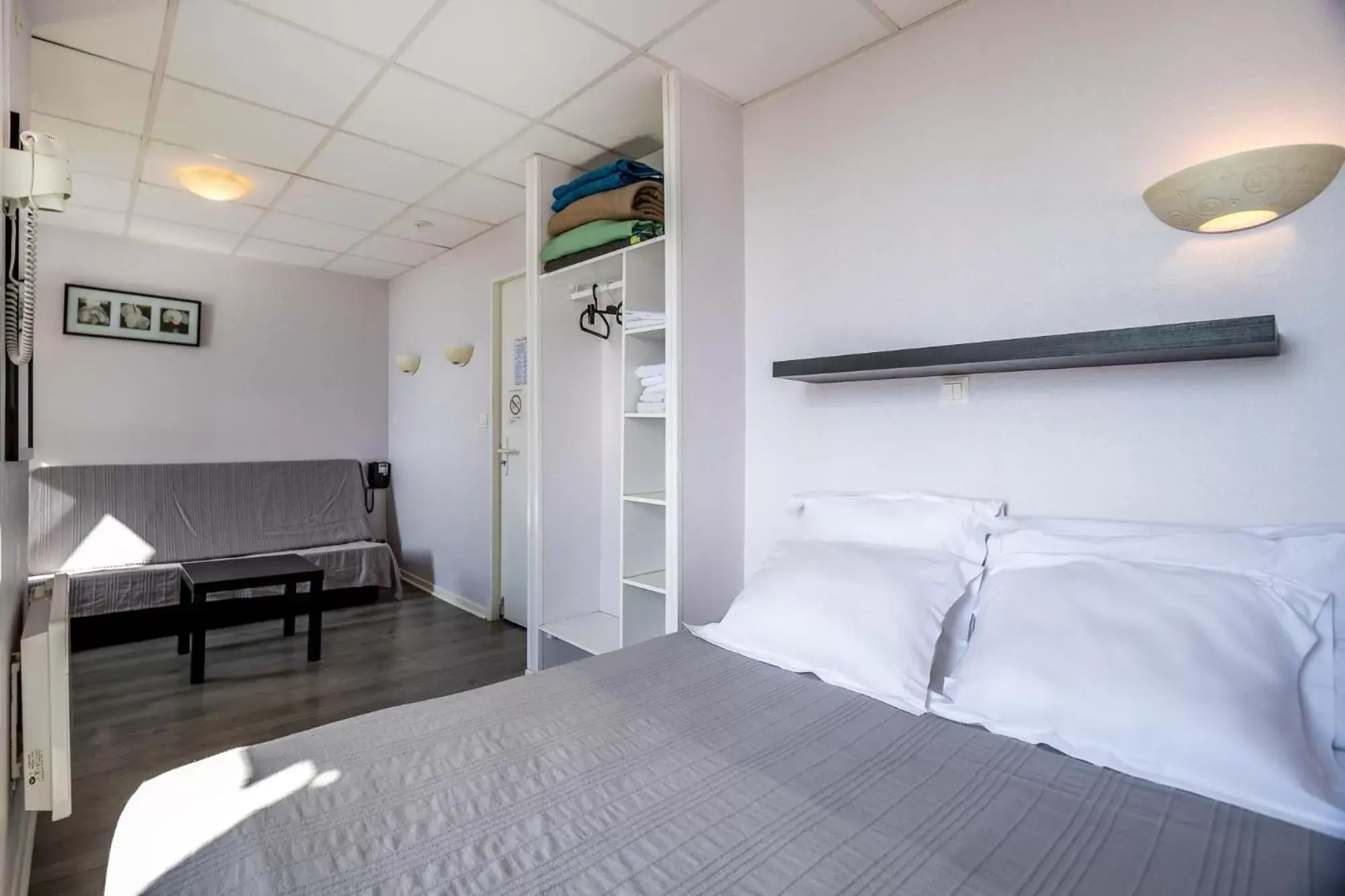 Bedroom, Bed in Hôtel des Moulins