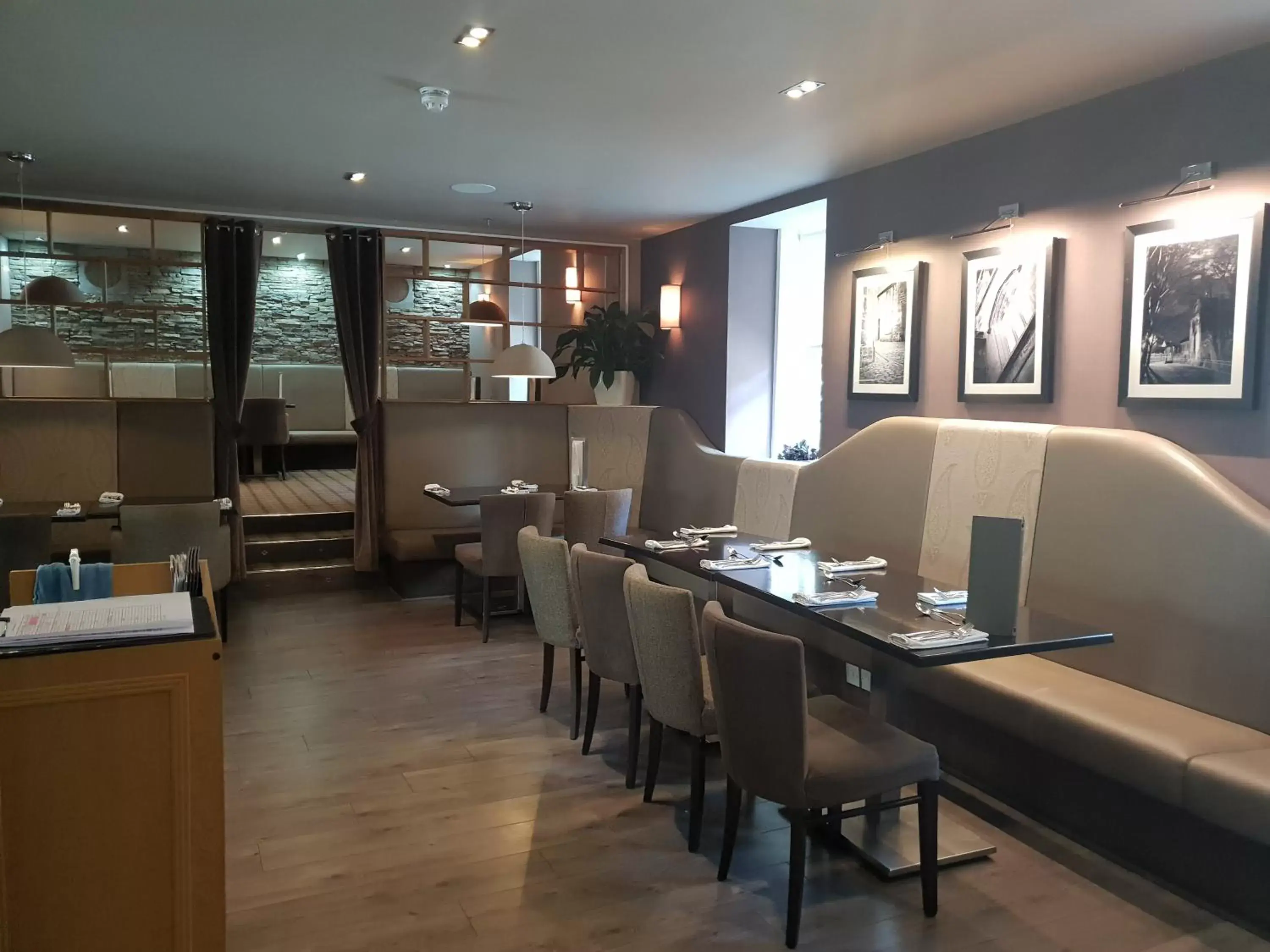Restaurant/Places to Eat in Fairburn Hotel