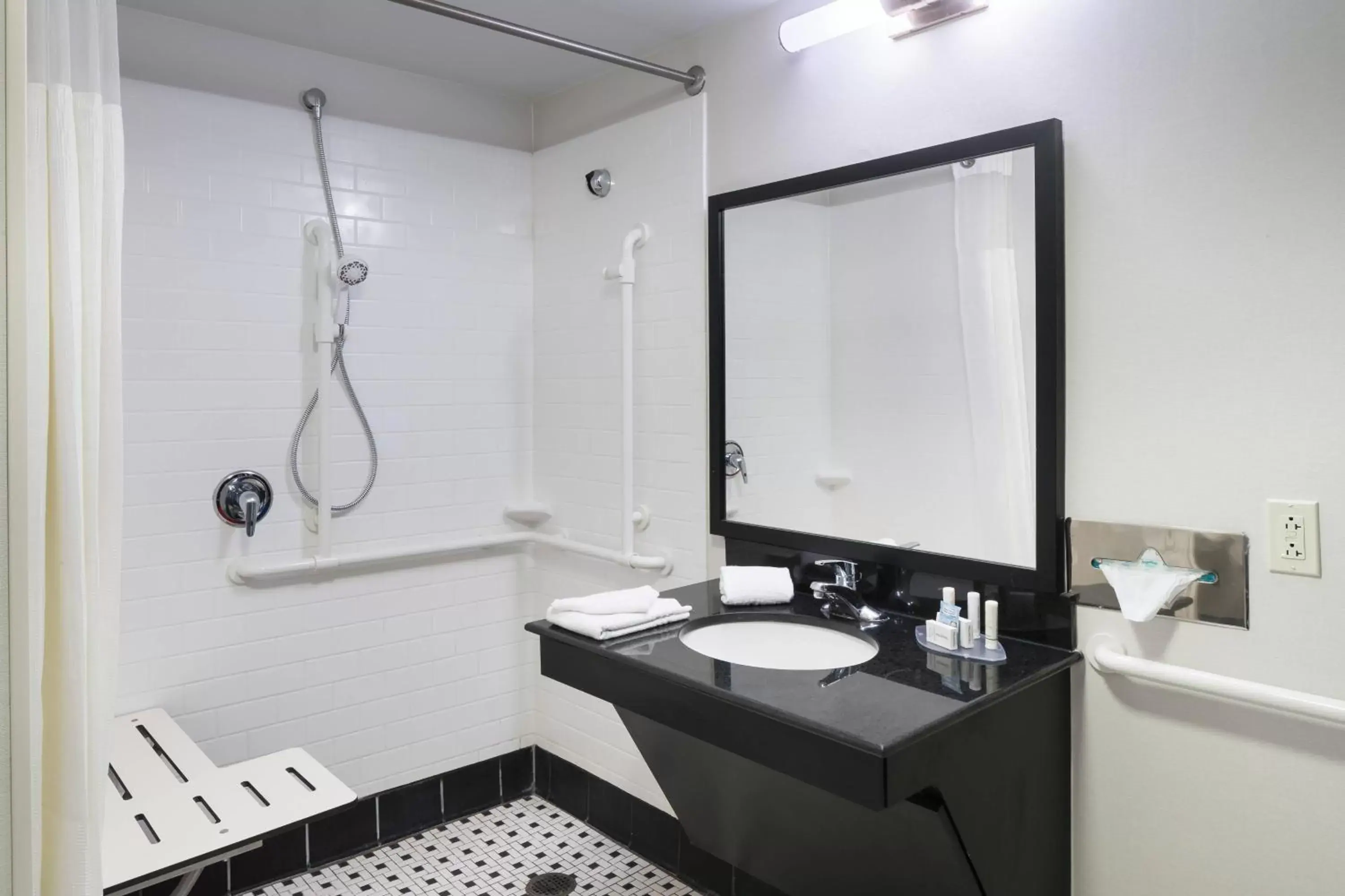 Bathroom in Fairfield Inn & Suites Kansas City Overland Park