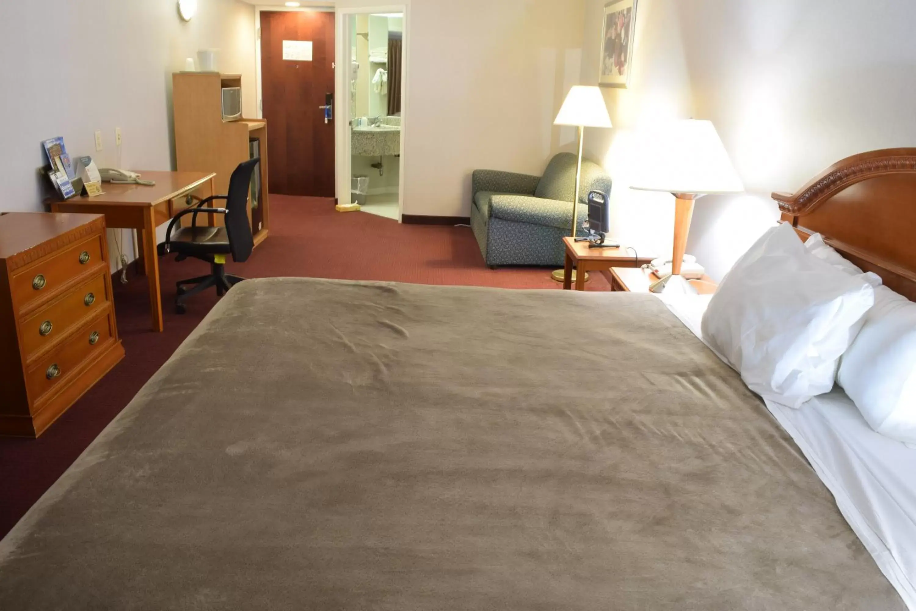 Bed in Rodeway Inn & Suites New Paltz- Hudson Valley