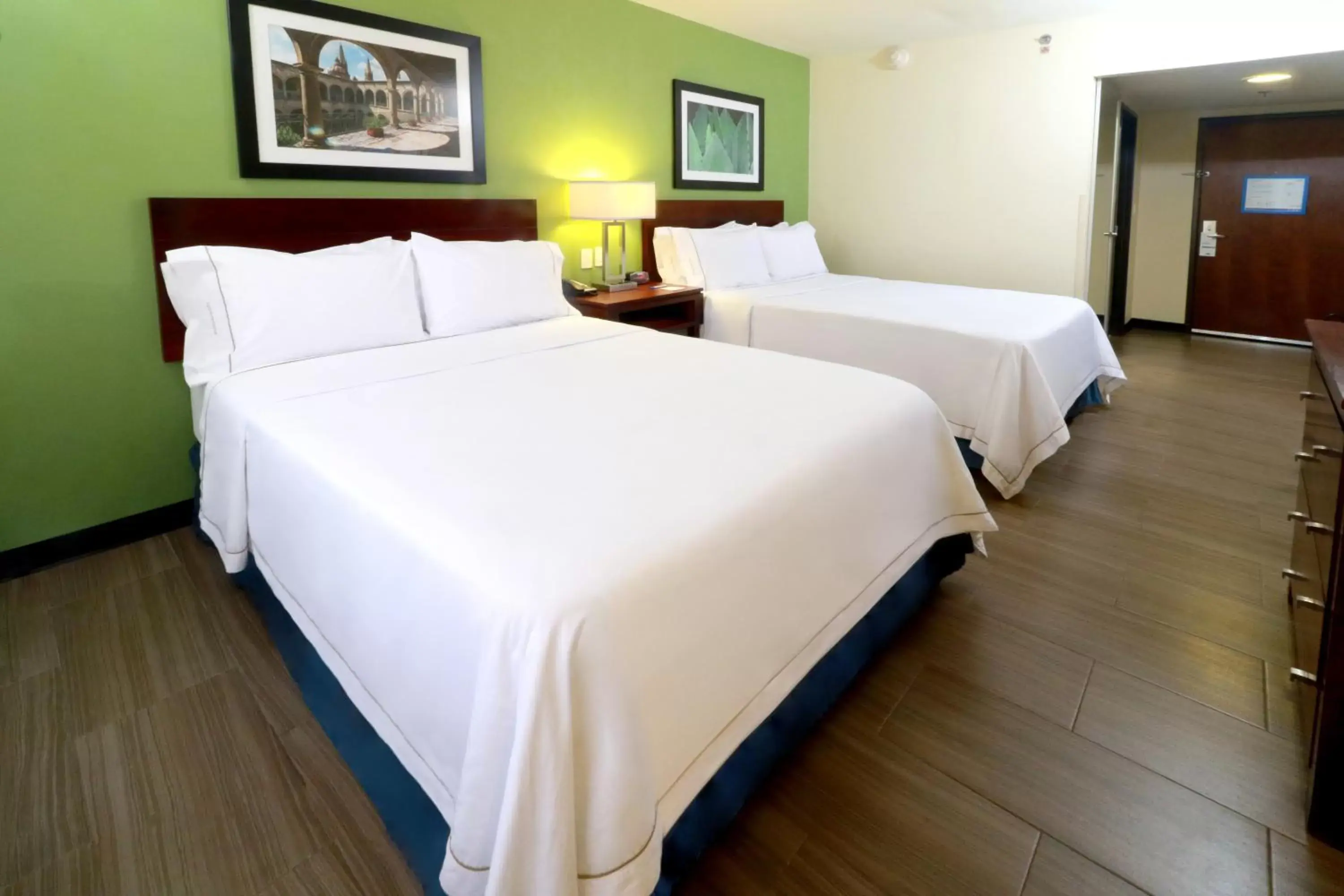 Photo of the whole room, Bed in Holiday Inn Express Guadalajara Aeropuerto, an IHG Hotel