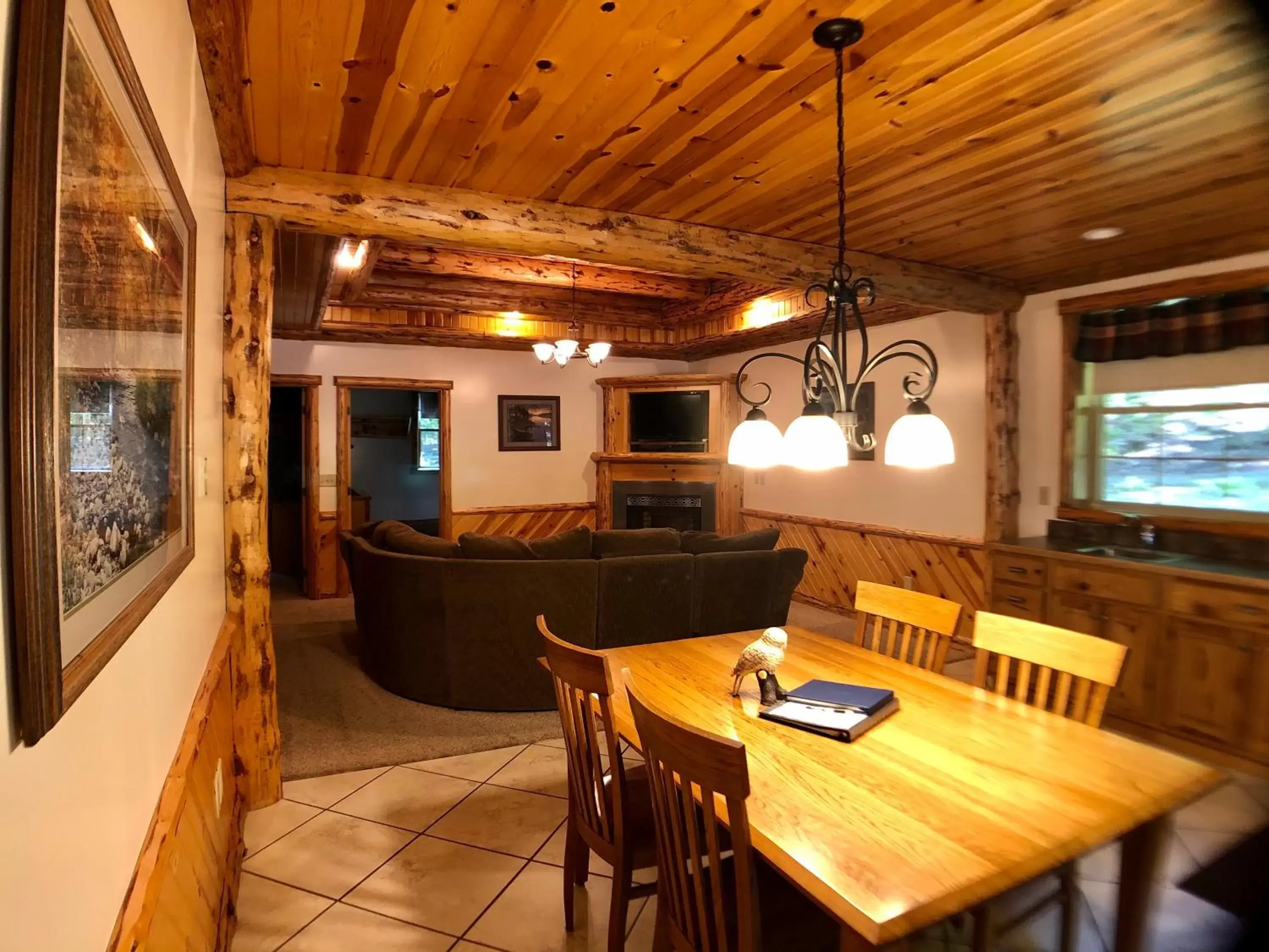 Restaurant/Places to Eat in Sojourner's Lodge & Log Cabin Suites