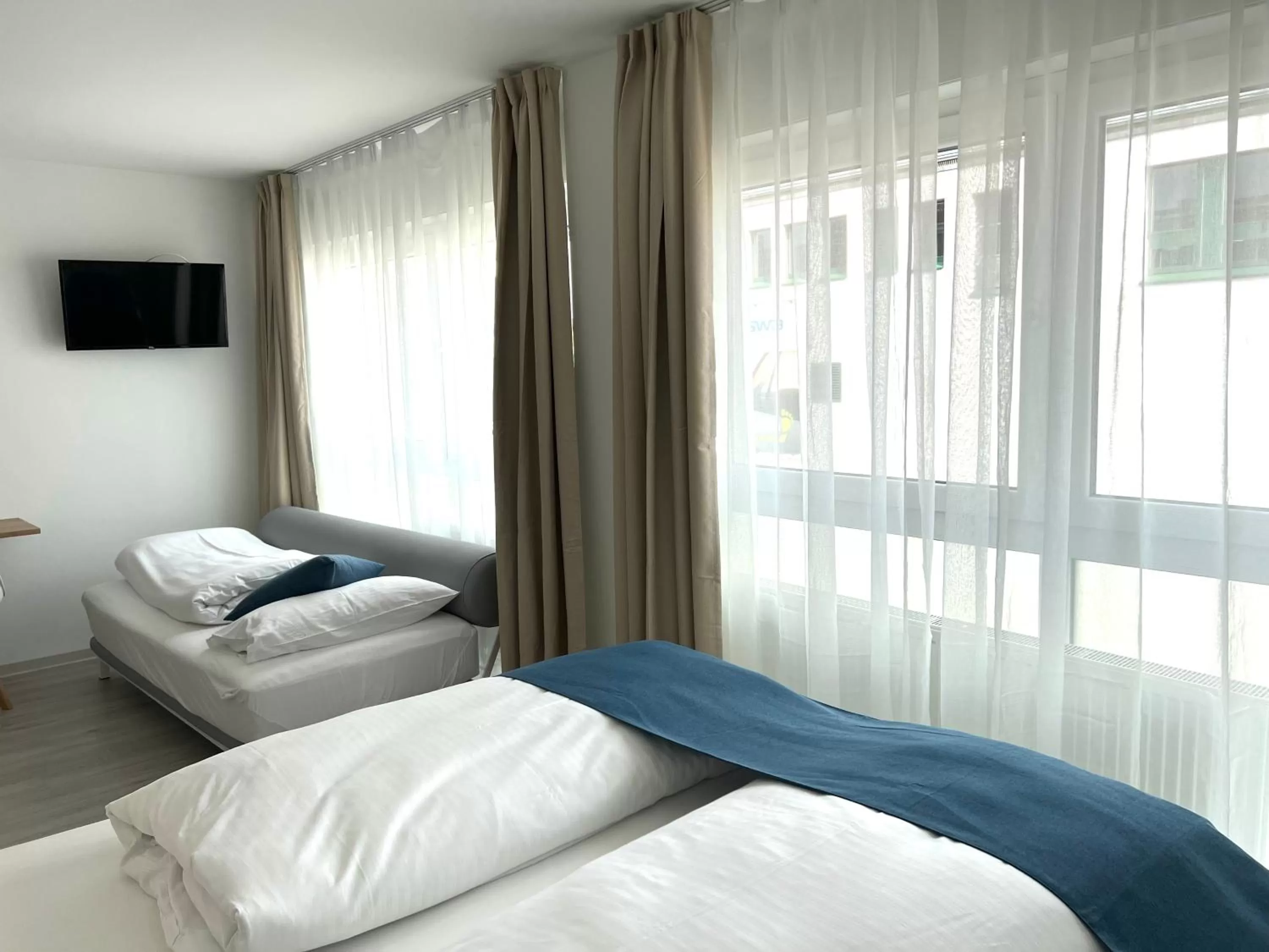 Photo of the whole room, Bed in Hotel 83