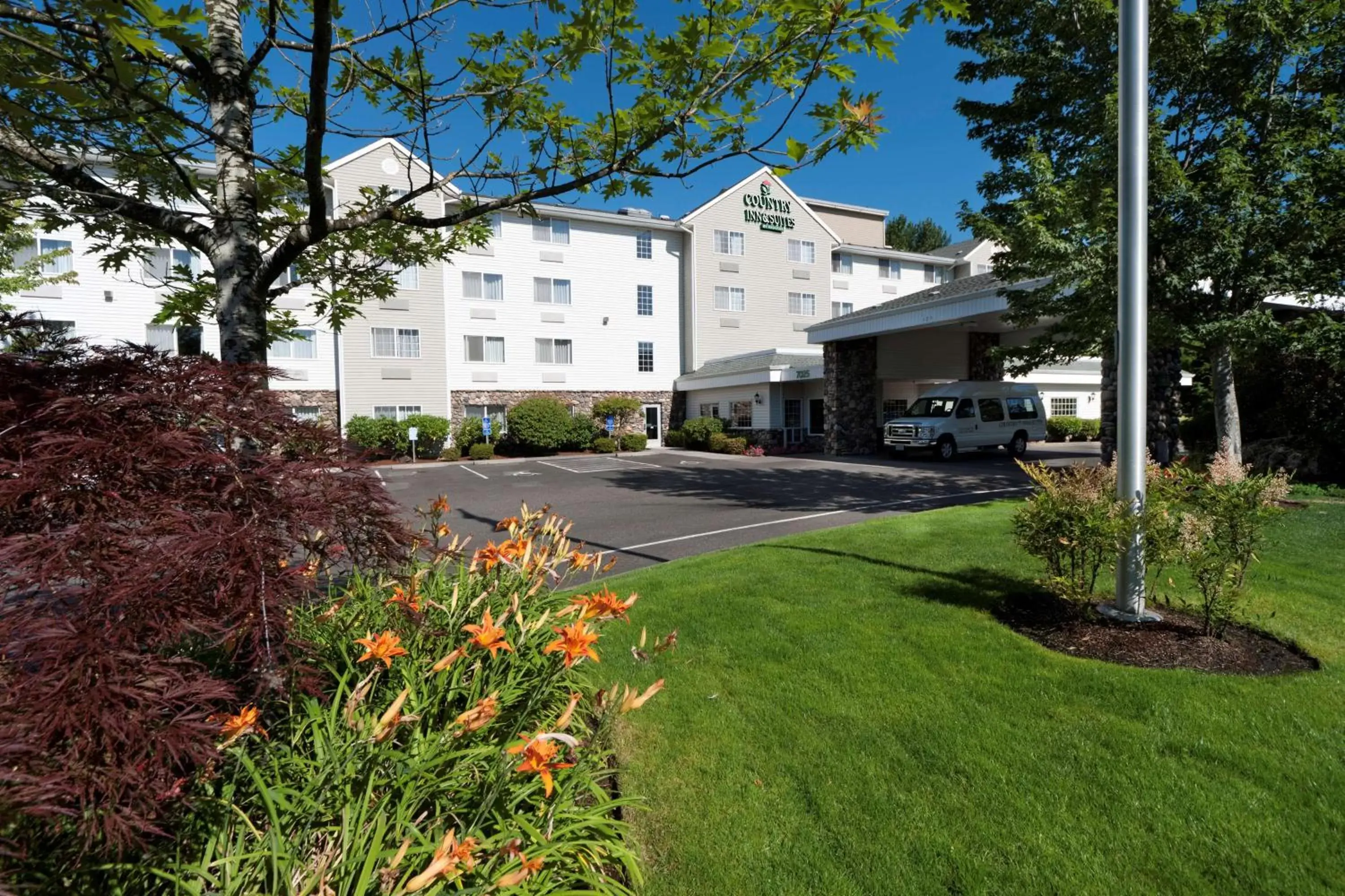 Property Building in Country Inn & Suites by Radisson, Portland International Airport, OR