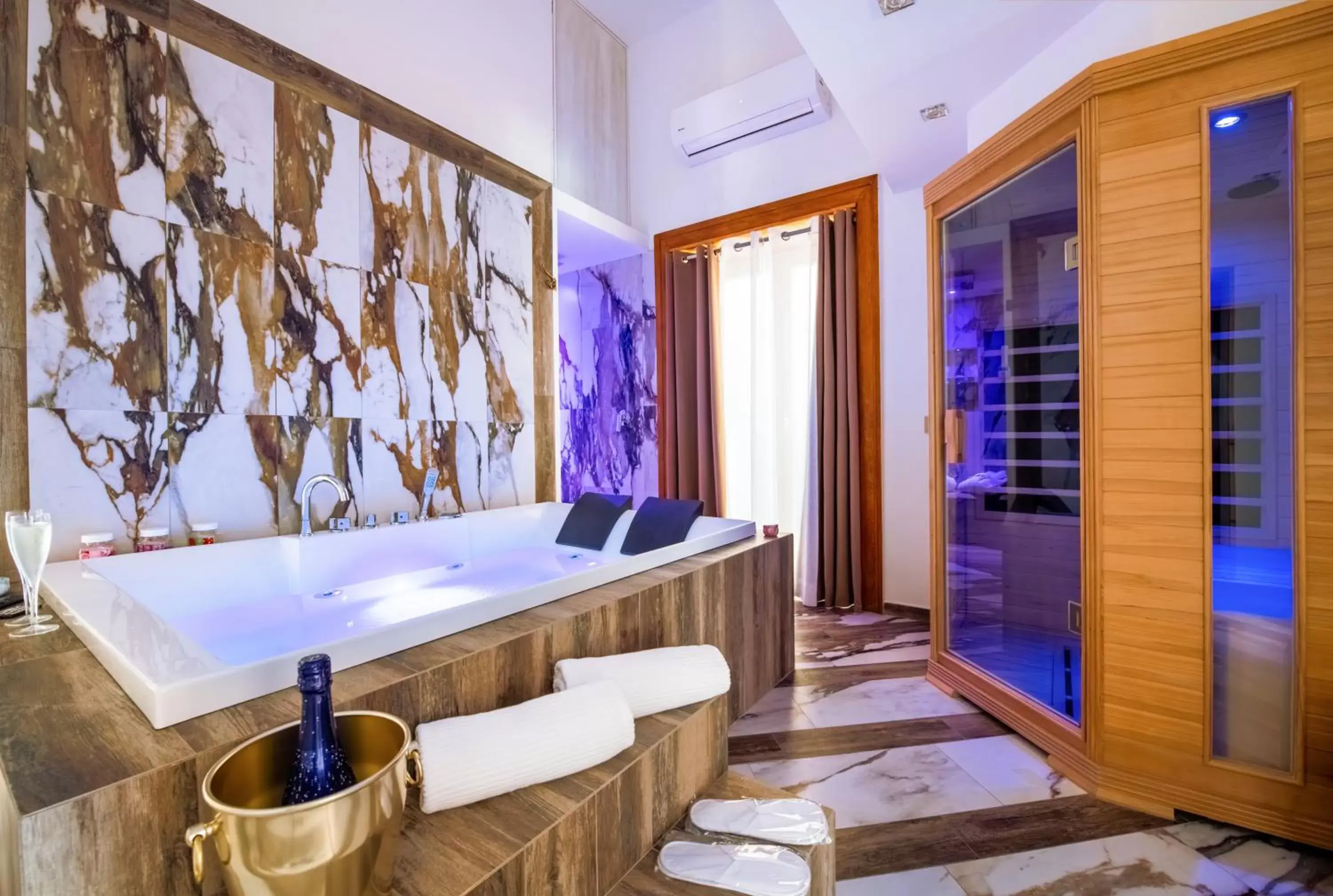 towels in Sant'Antonino Luxury Suite