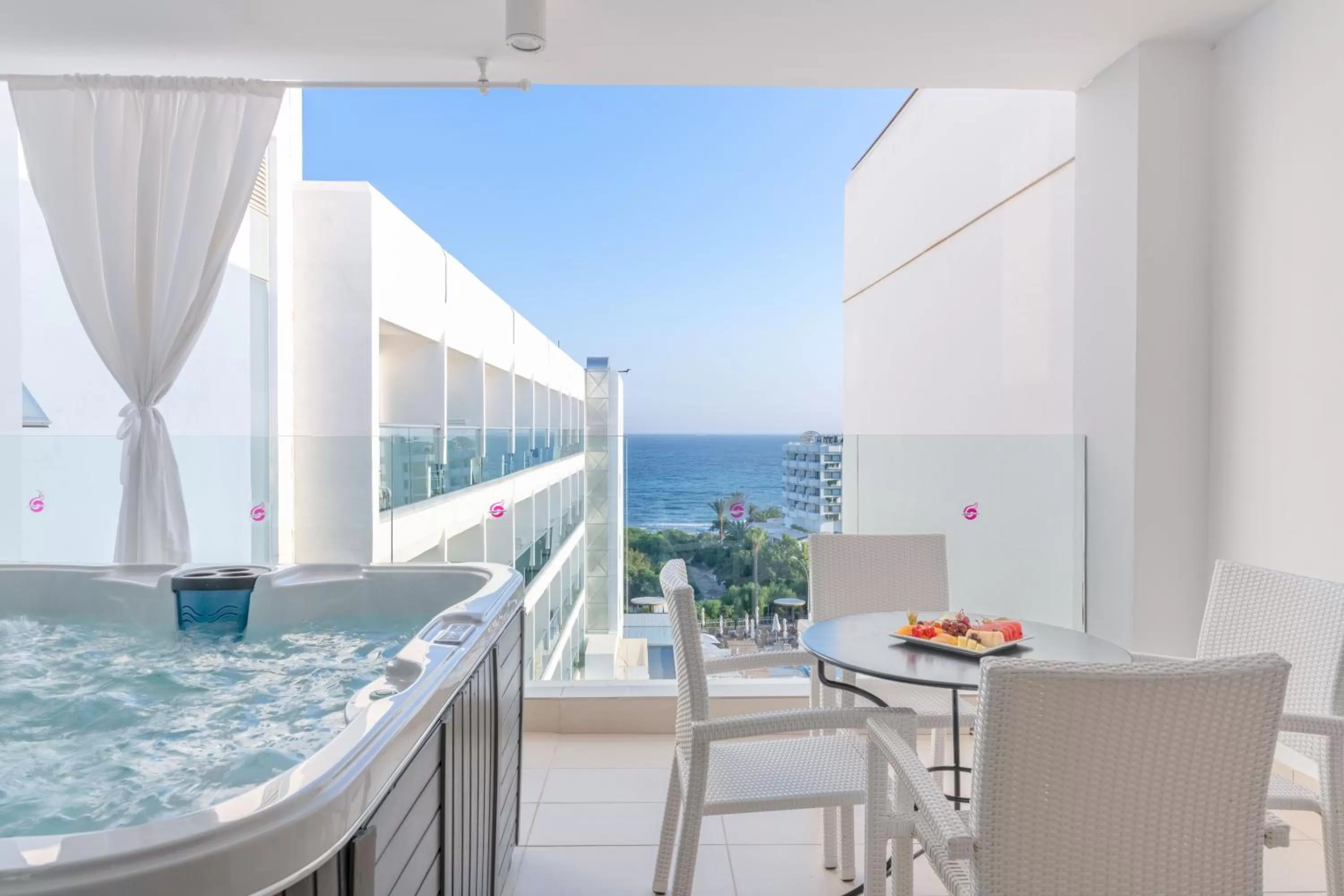 Patio in Napa Mermaid Hotel & Suites