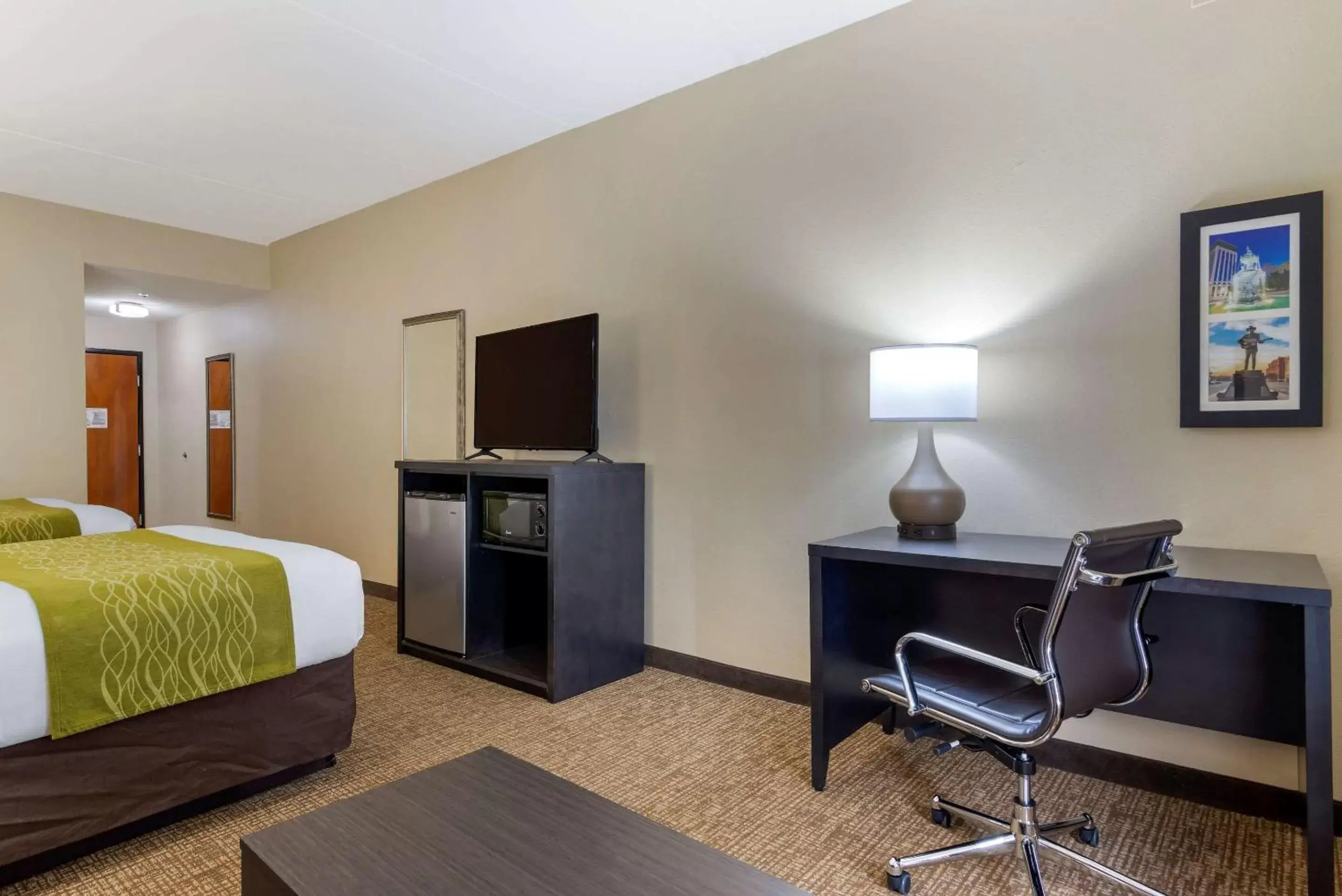 Photo of the whole room, TV/Entertainment Center in Comfort Inn & Suites Montgomery Eastchase