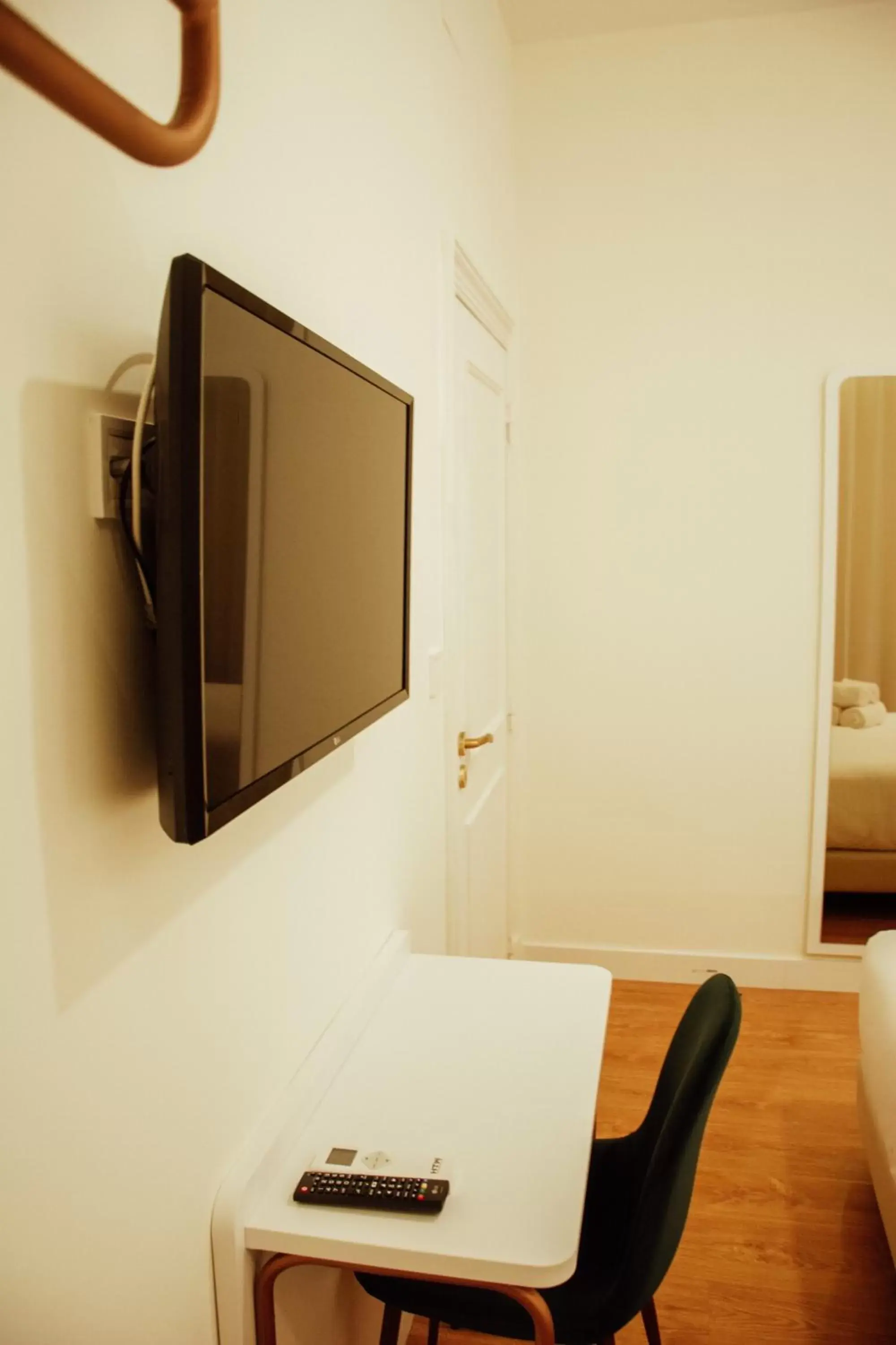 Area and facilities, TV/Entertainment Center in Le Premier Lisbon Suites
